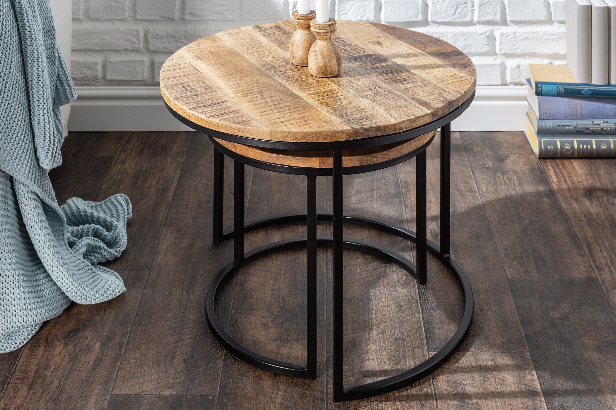 ensemble-industriel-de-2-tables-dappoint-elements-60cm-en-bois-de-manguier-massif,-rondes,-structure-en-metal-noir_39656 (inv)