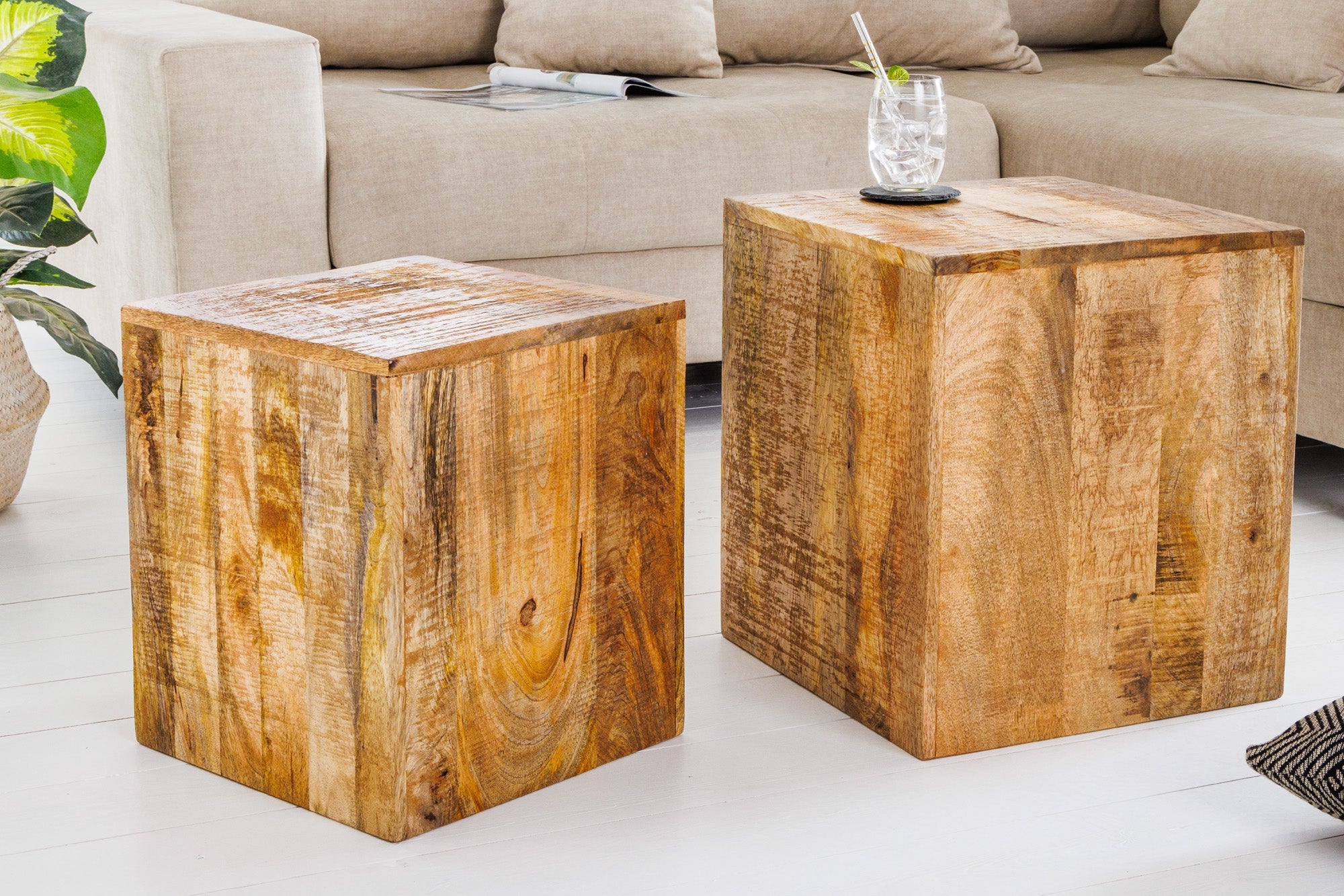 Sólido juego de 2 mesas auxiliares CURACAO Mesa de centro cúbica de 45 cm en madera de mango natural, fabricada a mano