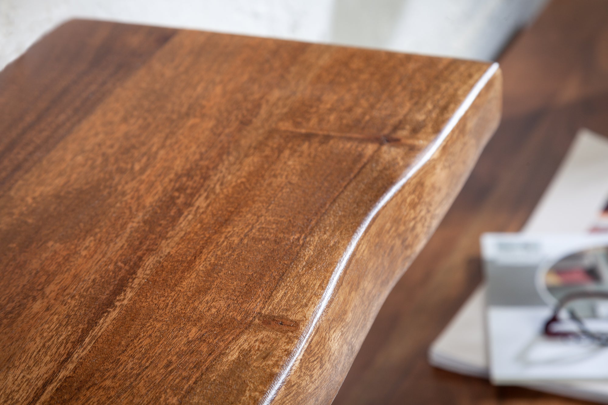 Etagère murale massive MAMMUT 115cm étagère en bois d’acacia avec bordure en arbre