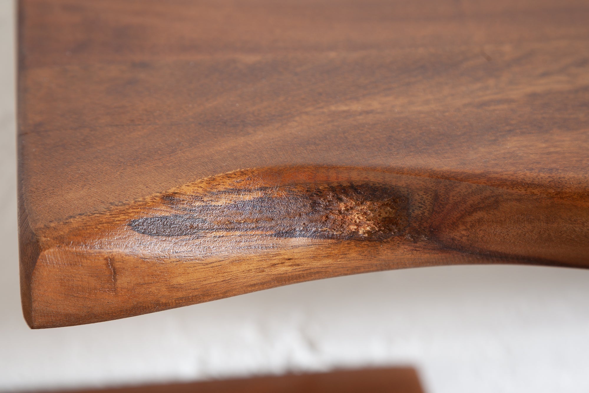 Etagère murale massive MAMMUT 80cm étagère en bois d’acacia avec bordure en arbre