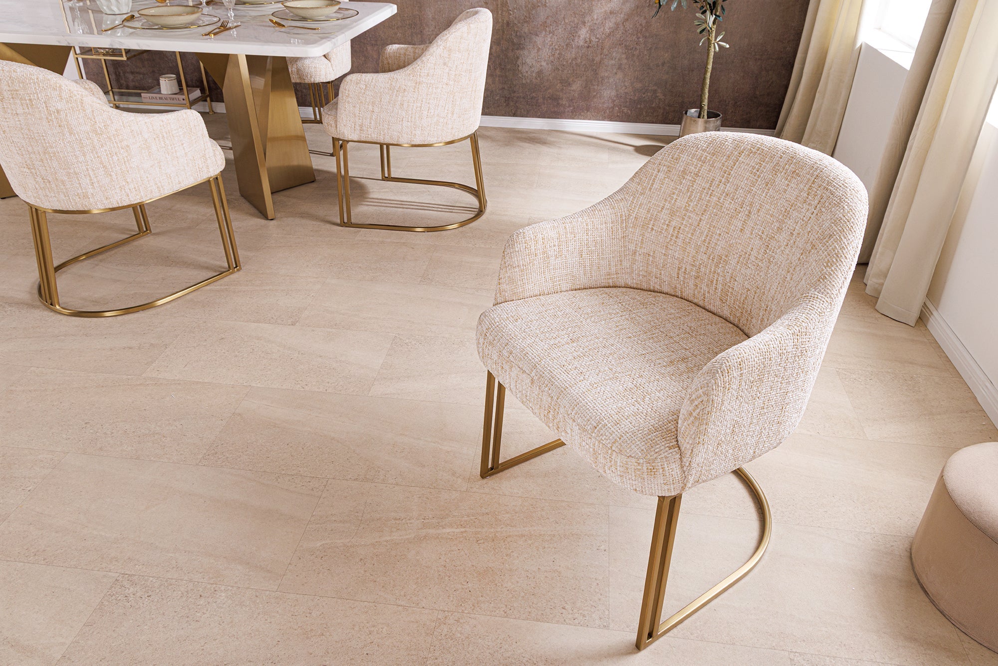 Lote de 2 sillones EXTRAVAGANCIA con reposabrazos en metal dorado champán cepillado Tela de chenilla beige