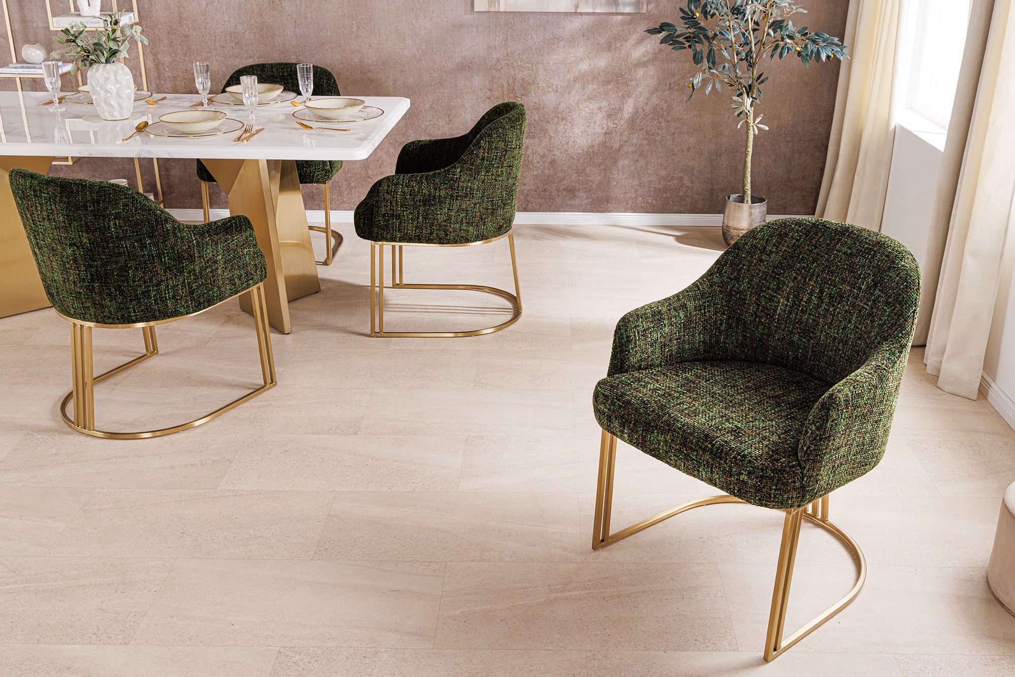 Juego de 2 sillones EXTRAVAGANCIA con reposabrazos en tejido de chenilla verde oscuro con acabado en metal cepillado dorado champán