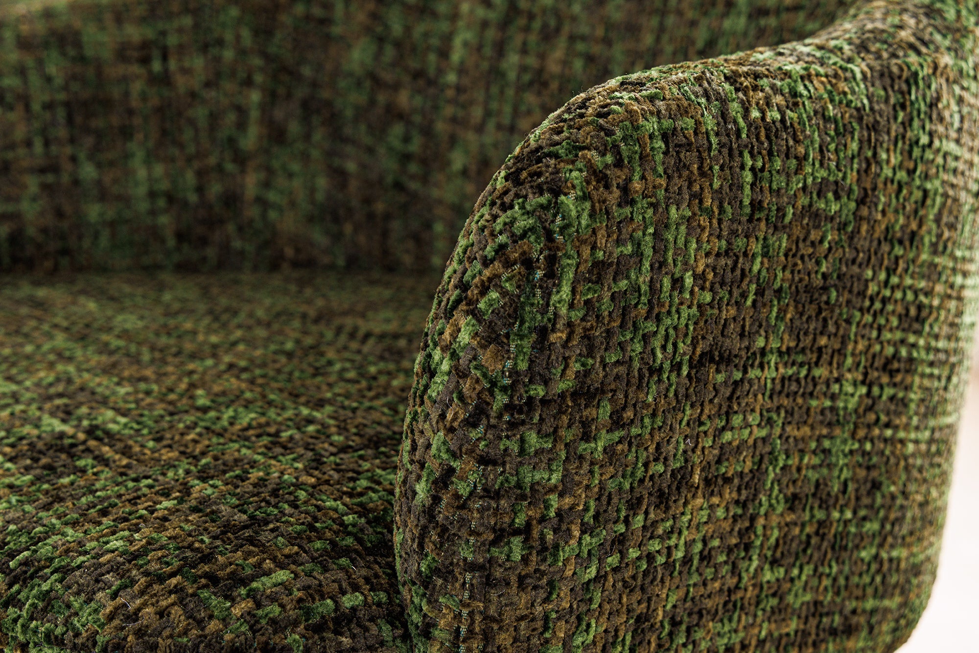 Lot de 2x fauteuils avec accoudoirs EXTRAVAGANCIA tissu chenille vert foncé métal brossé champagne doré