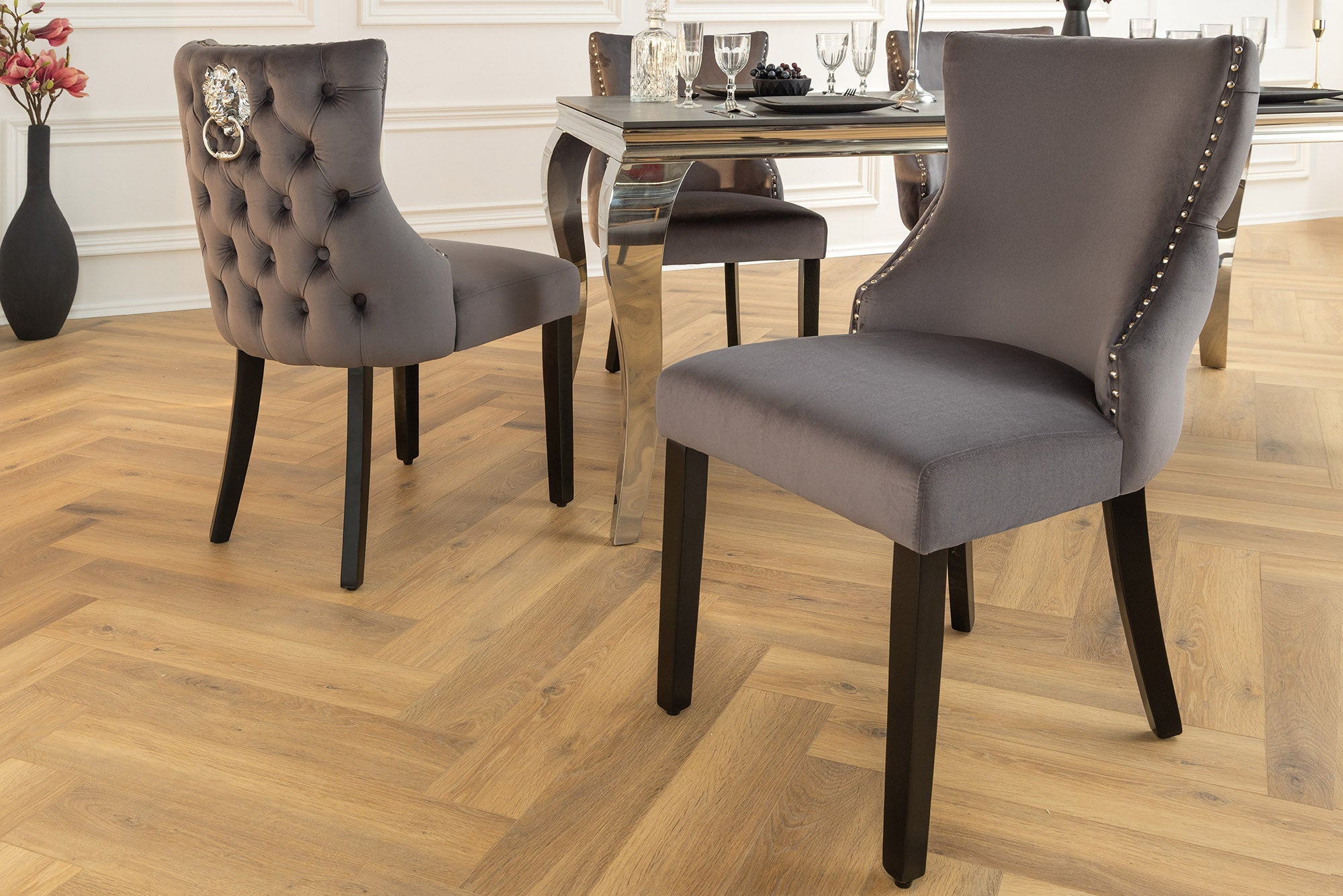 Lote de 2x sillones Chesterfield CASTLE DELUXE de terciopelo gris con remaches de cabeza de león