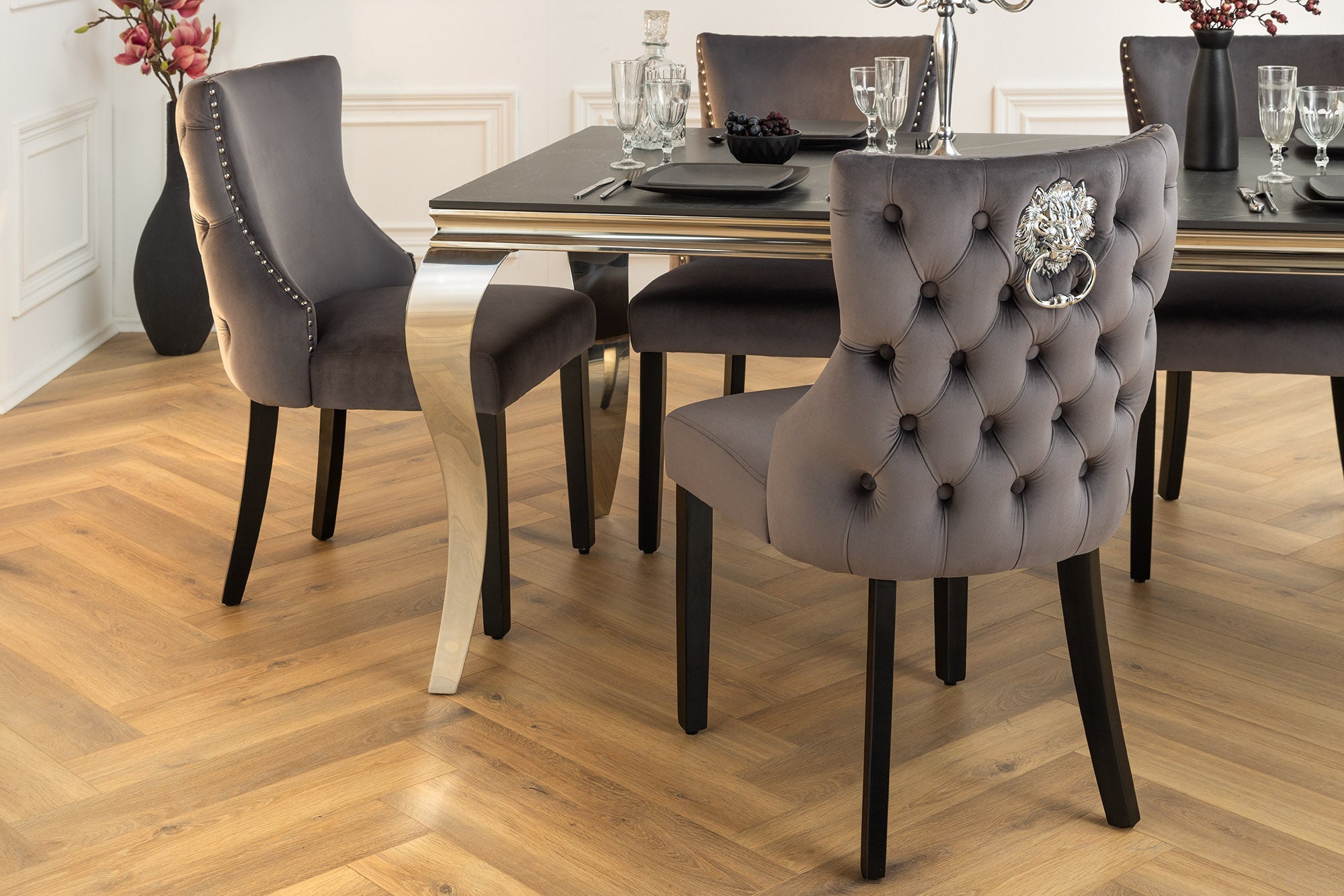 Lote de 2x sillones Chesterfield CASTLE DELUXE de terciopelo gris con remaches de cabeza de león