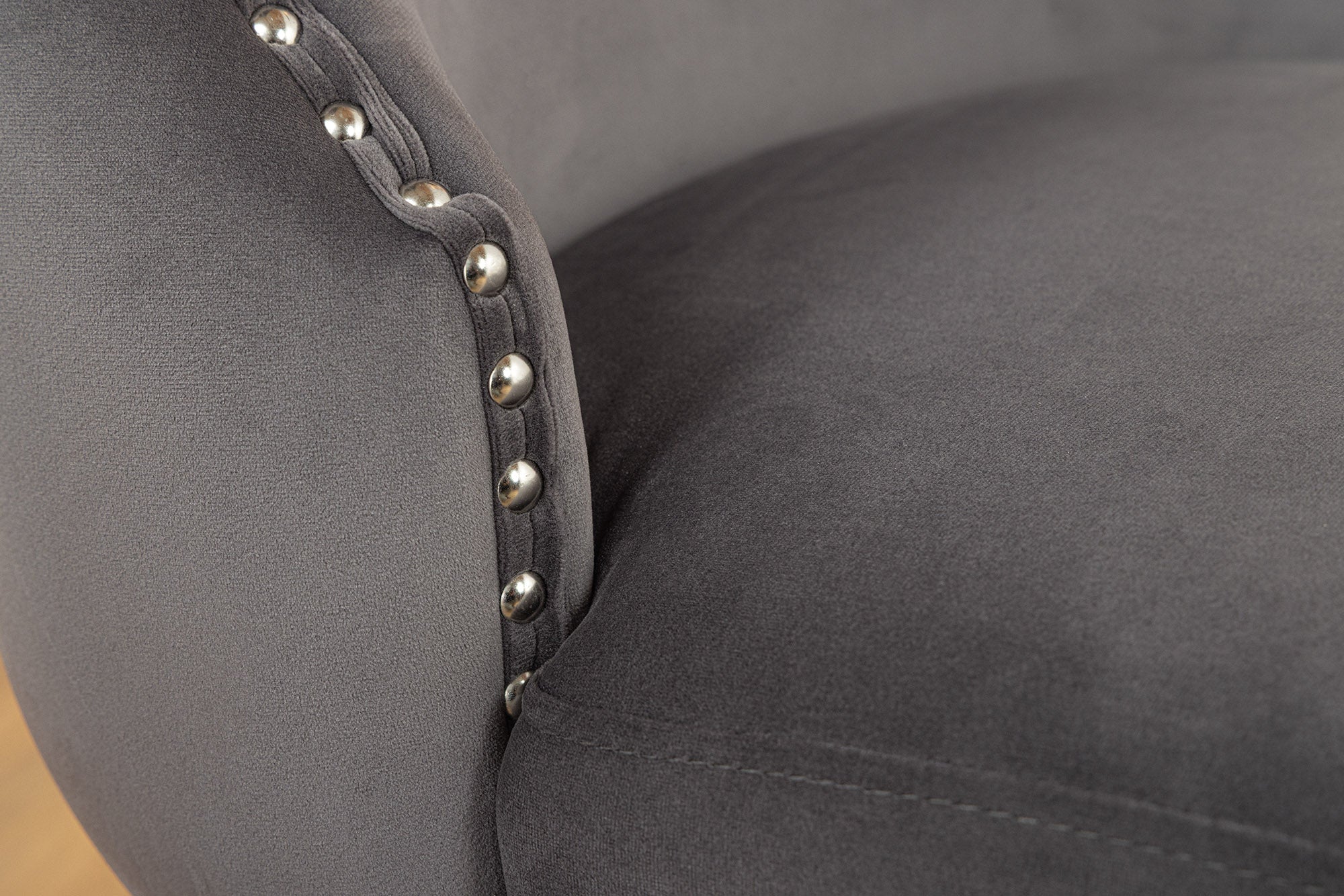Lote de 2x sillones Chesterfield CASTLE DELUXE de terciopelo gris con remaches de cabeza de león