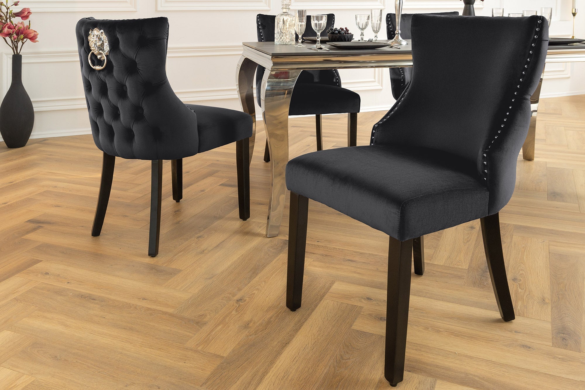 Lote de 2x sillones Chesterfield CASTLE DELUXE de terciopelo negro con remaches de cabeza de león