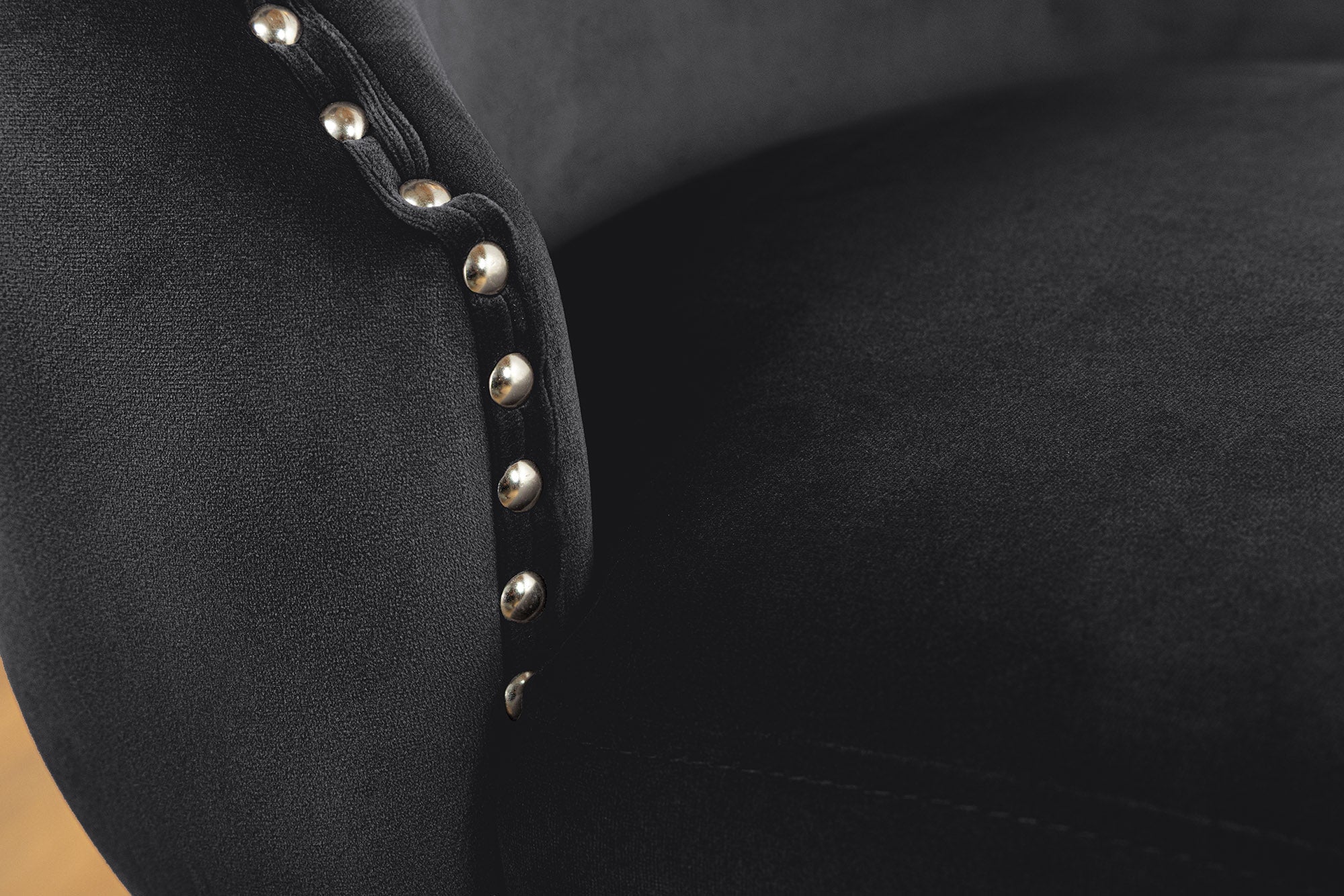 Lote de 2x sillones Chesterfield CASTLE DELUXE de terciopelo negro con remaches de cabeza de león