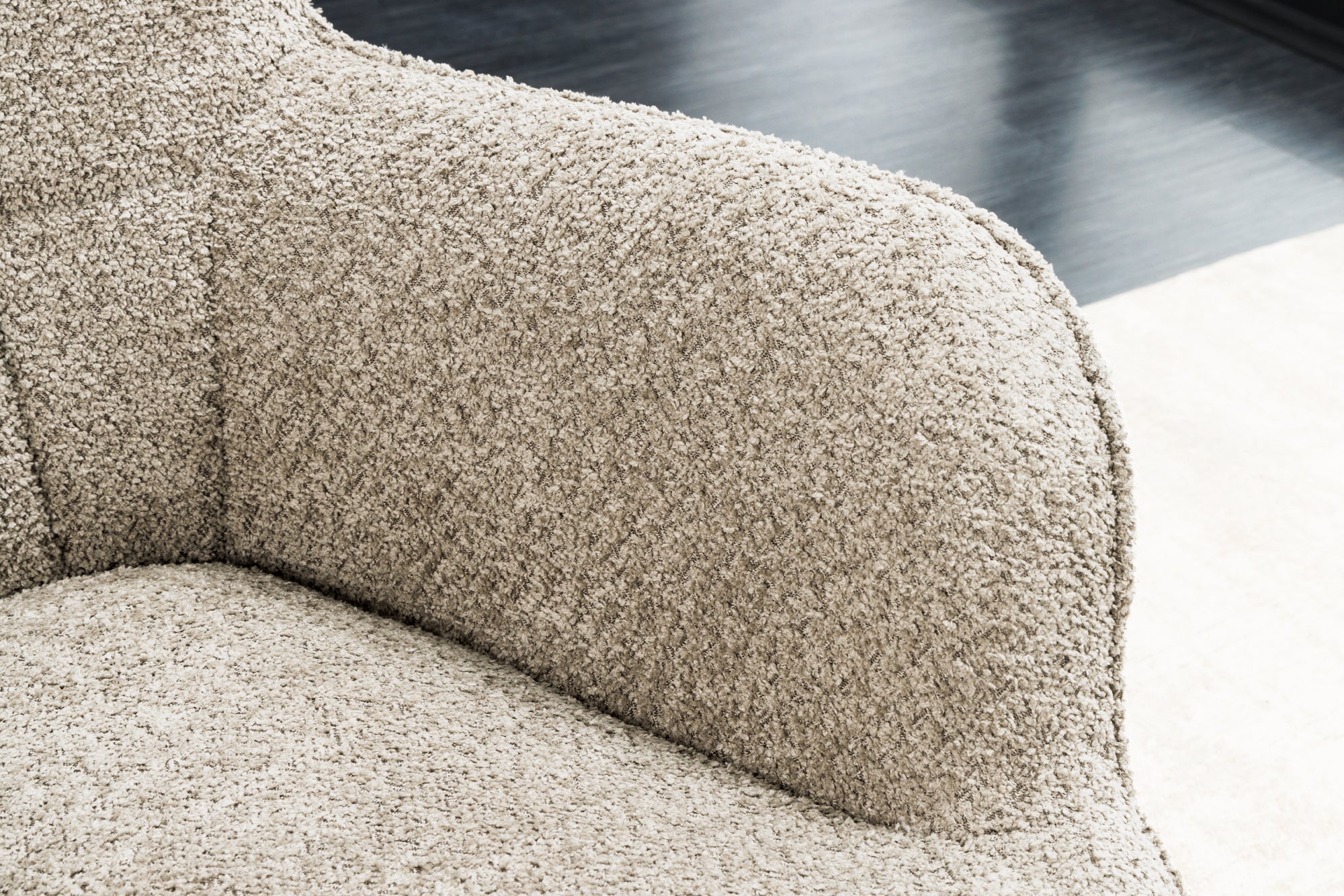Fauteuil moderne SCANDINAVIA champagne grège Bouclé avec accoudoirs
