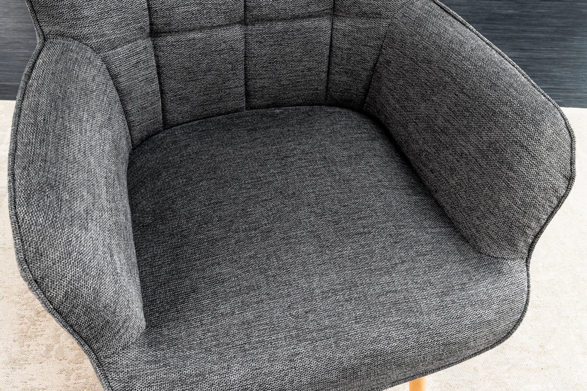 Fauteuil moderne SCANDINAVIA tissu structuré gris pieds en bois massif avec accoudoirs