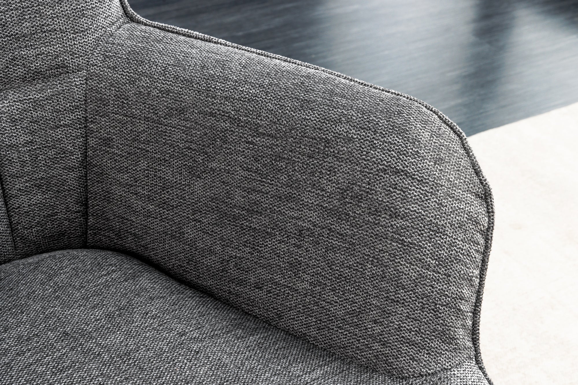 Fauteuil moderne SCANDINAVIA tissu structuré gris pieds en bois massif avec accoudoirs