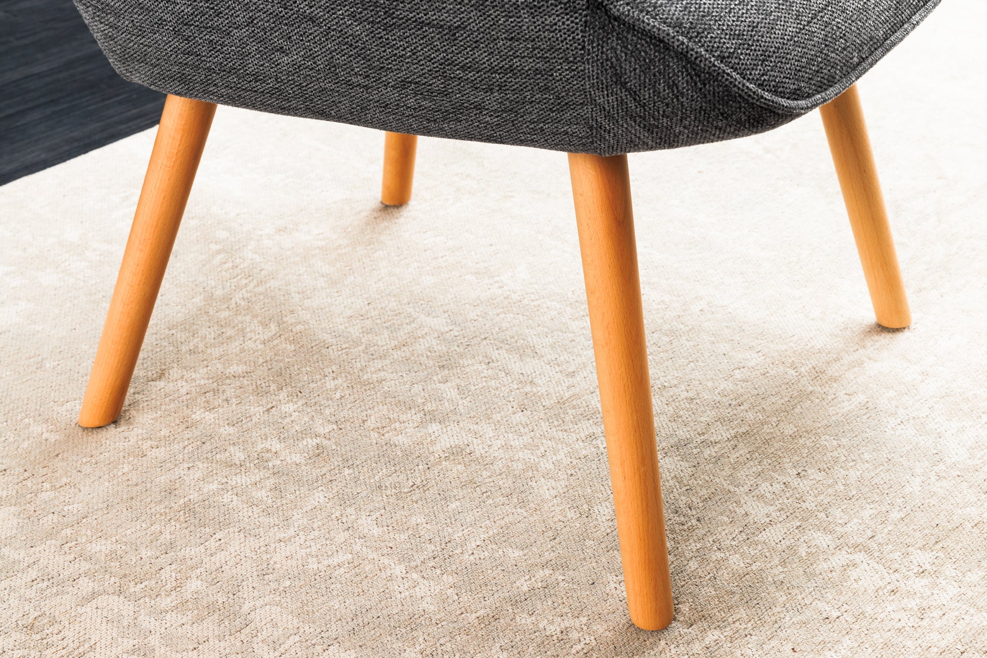 Fauteuil moderne SCANDINAVIA tissu structuré gris pieds en bois massif avec accoudoirs