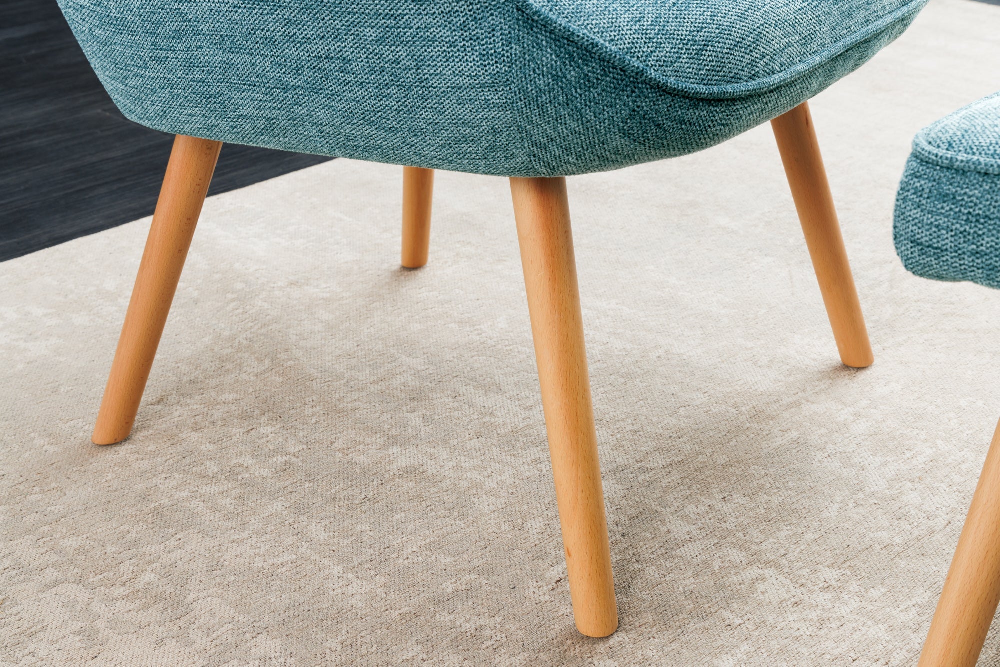 Fauteuil moderne SCANDINAVIA tissu texturé bleu pieds en bois massif avec accoudoirs