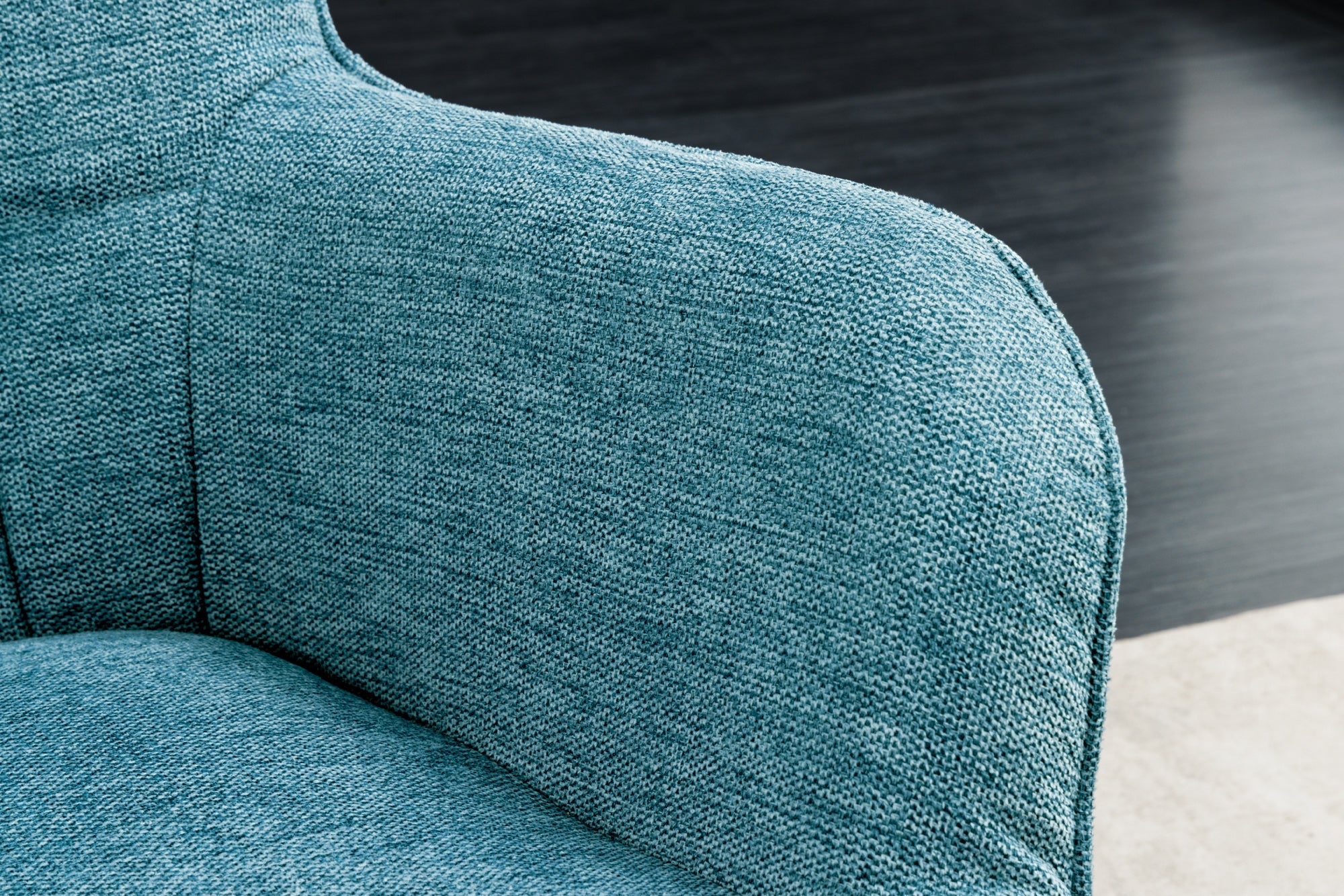 Fauteuil moderne SCANDINAVIA tissu texturé bleu pieds en bois massif avec accoudoirs