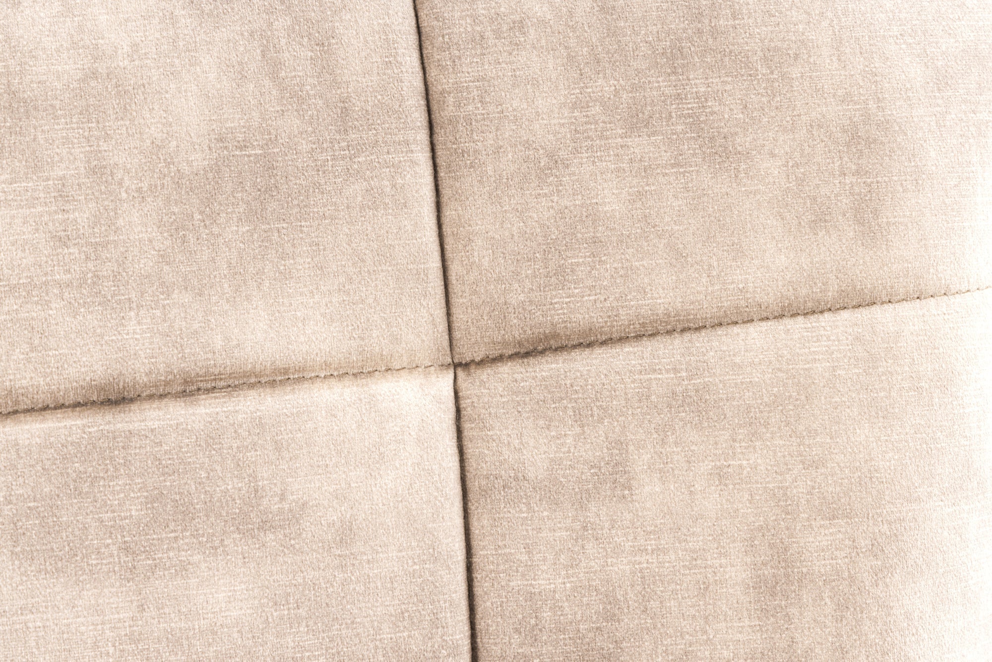 Fauteuil moderne SCANDINAVIA velours beige champagne pieds métal noir avec accoudoirs