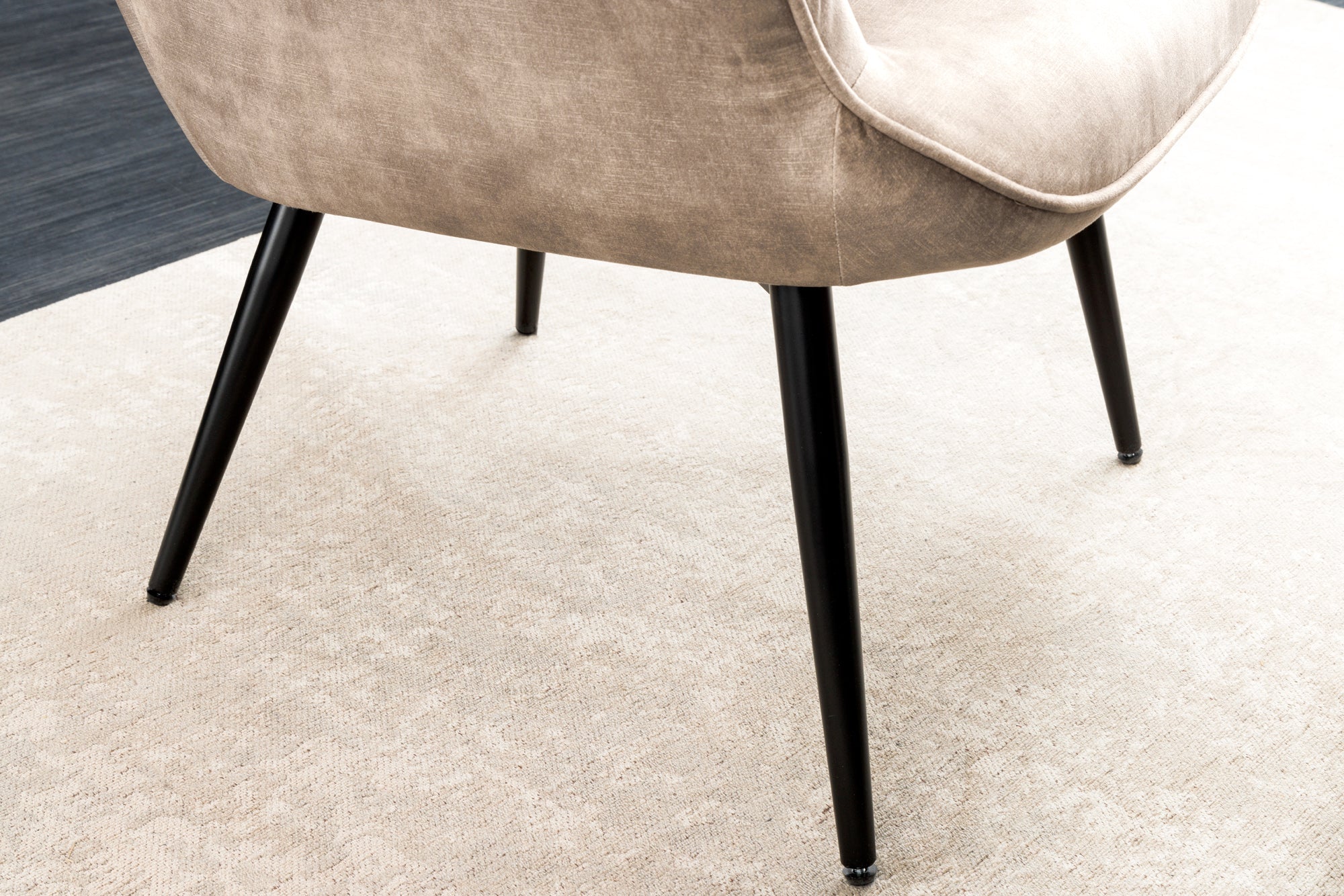 Fauteuil moderne SCANDINAVIA velours beige champagne pieds métal noir avec accoudoirs