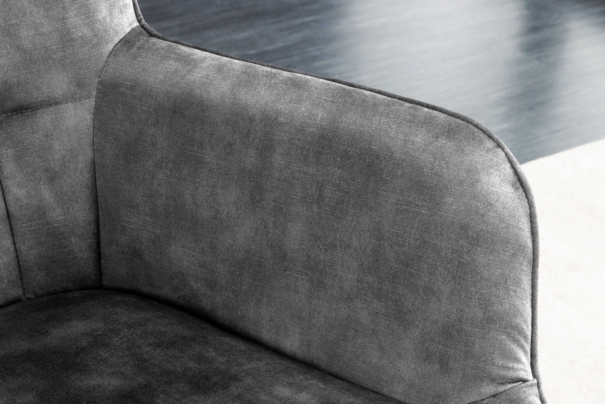 Fauteuil moderne SCANDINAVIA velours gris pieds métal noir avec accoudoirs