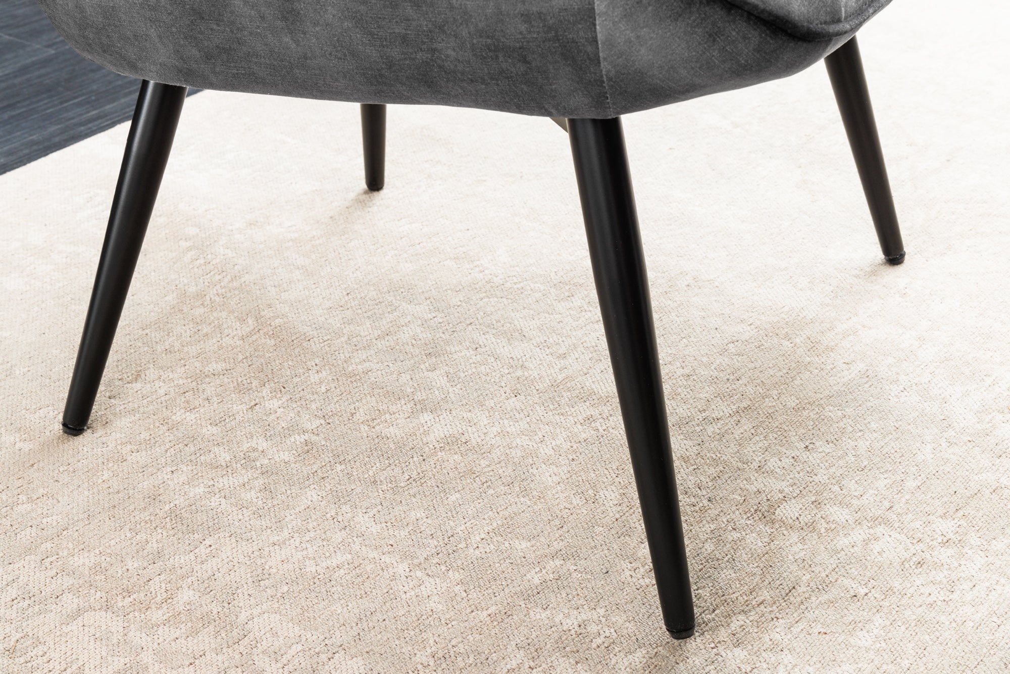 Fauteuil moderne SCANDINAVIA velours gris pieds métal noir avec accoudoirs