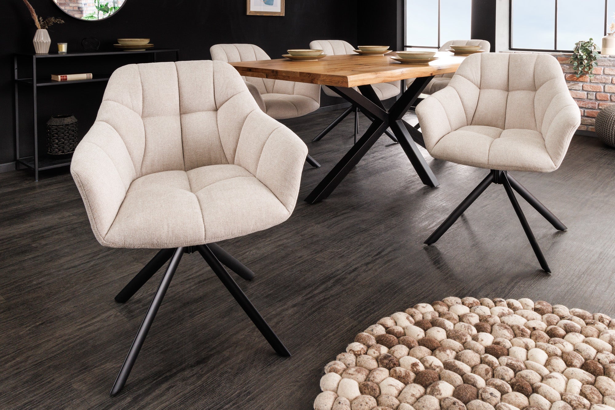 Lote de 2 sillas giratorias PAPILLON beige champán, costuras decorativas, estructura de metal negro, con reposabrazos