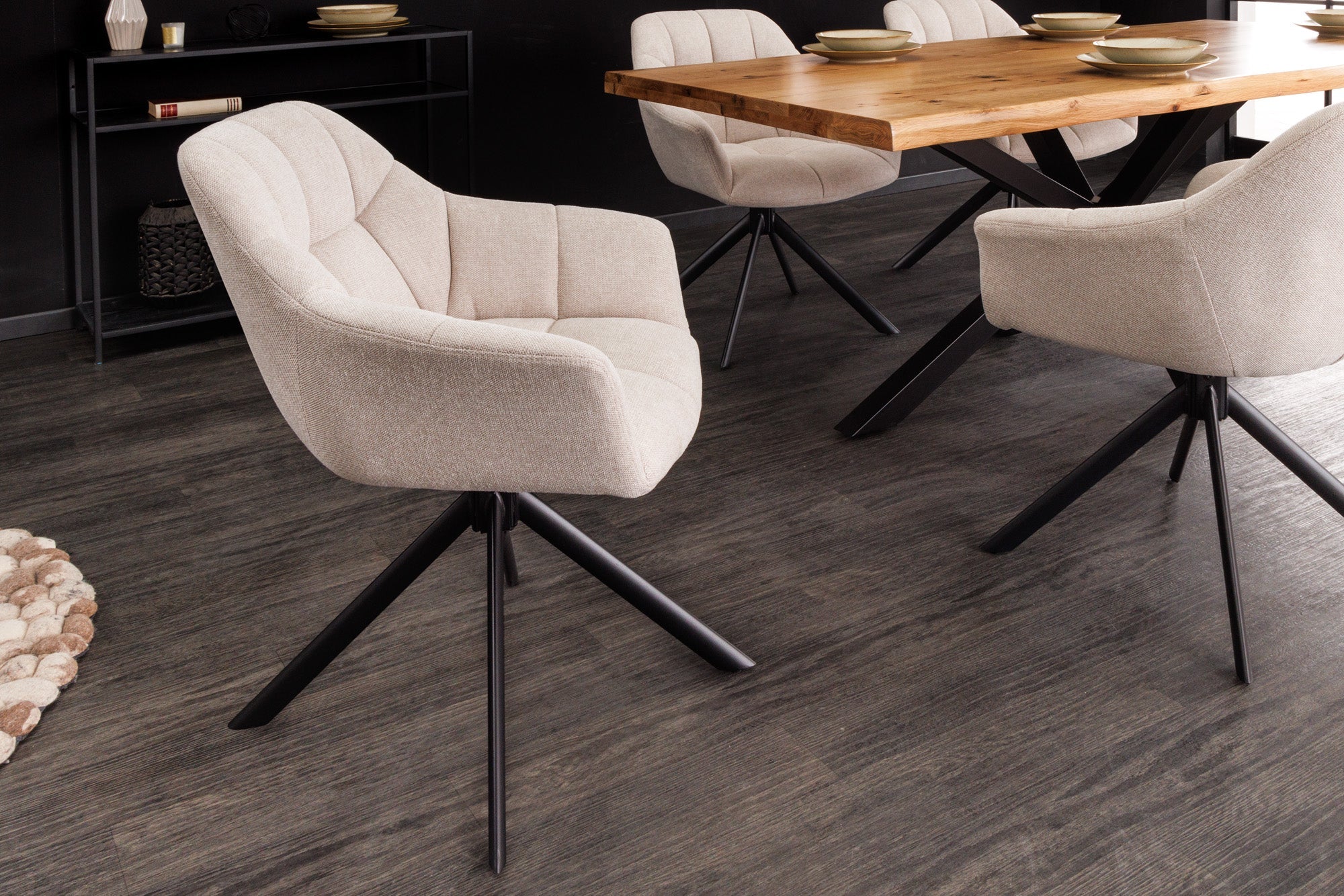 Lot de 2x fauteuils pivotant PAPILLON beige champagne, coutures décoratives, structure en métal noir, avec accoudoirs