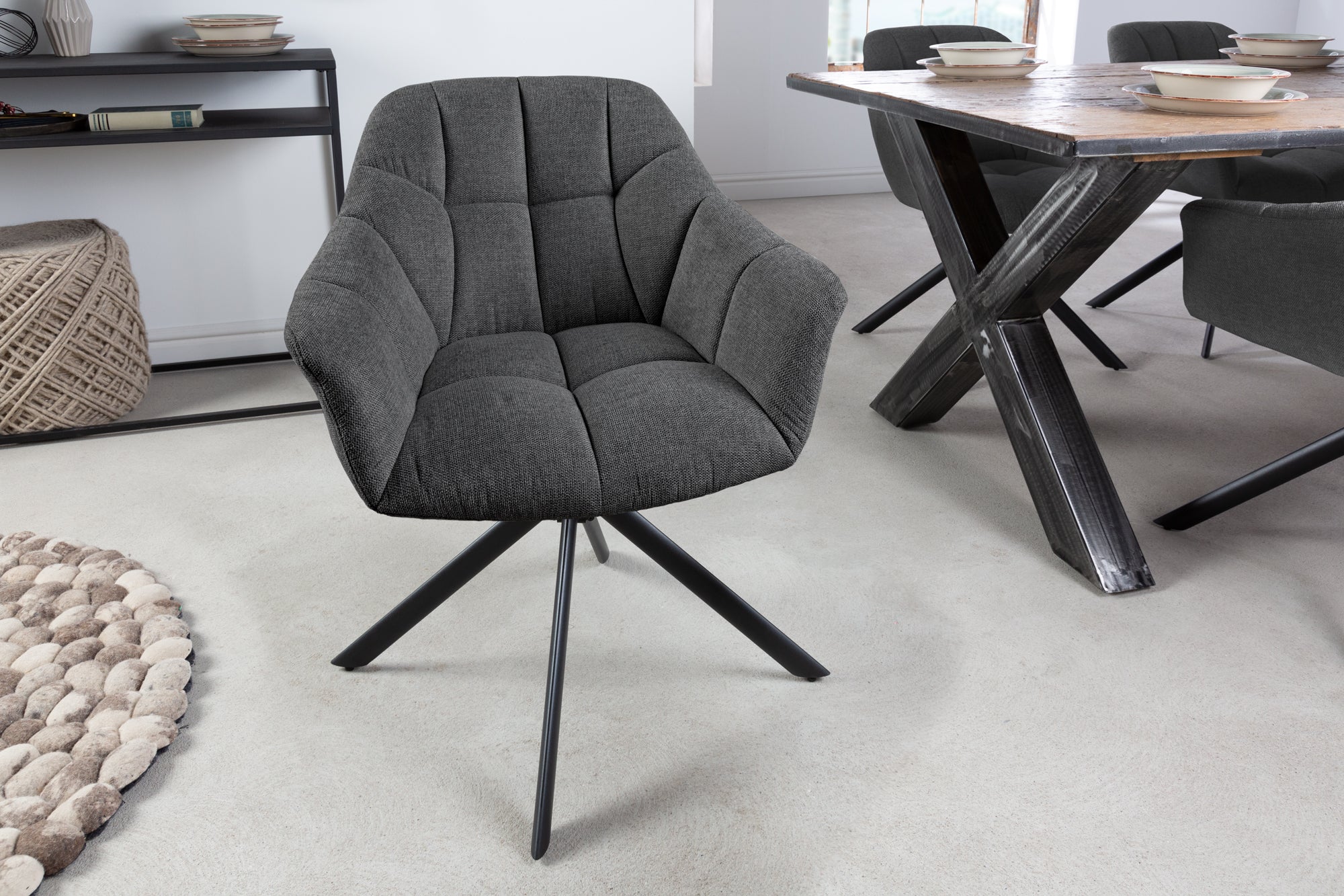 Lote de 2x sillones giratorios PAPILLON de tela texturada antracita con reposabrazos, costuras decorativas, estructura negra