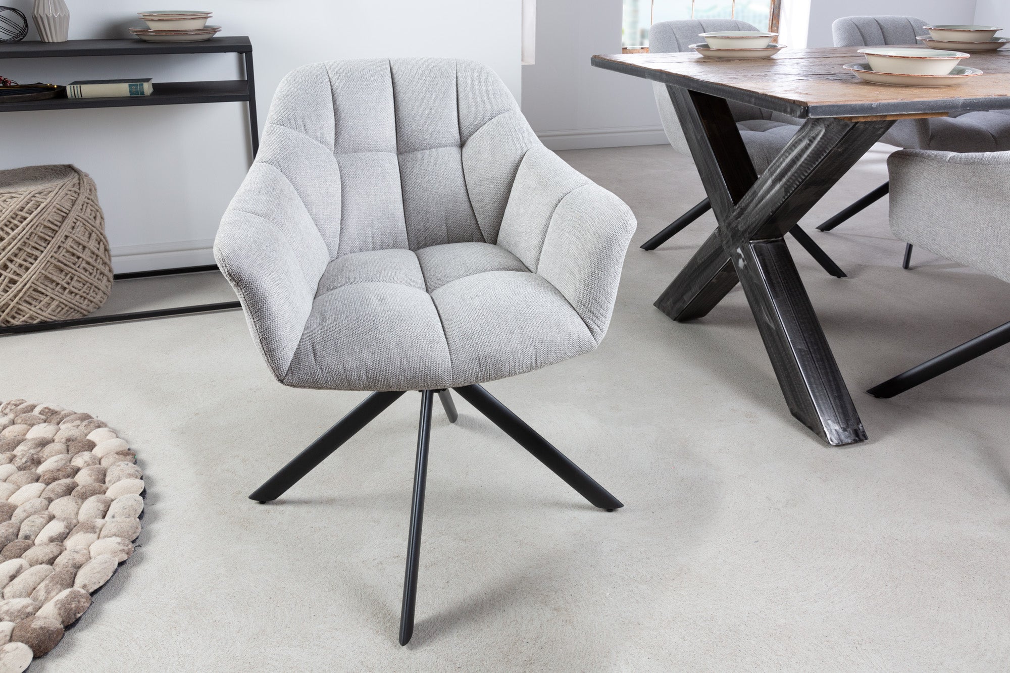 Lote de 2x sillones giratorios PAPILLON de tela texturada gris claro con reposabrazos, costuras decorativas, estructura negra