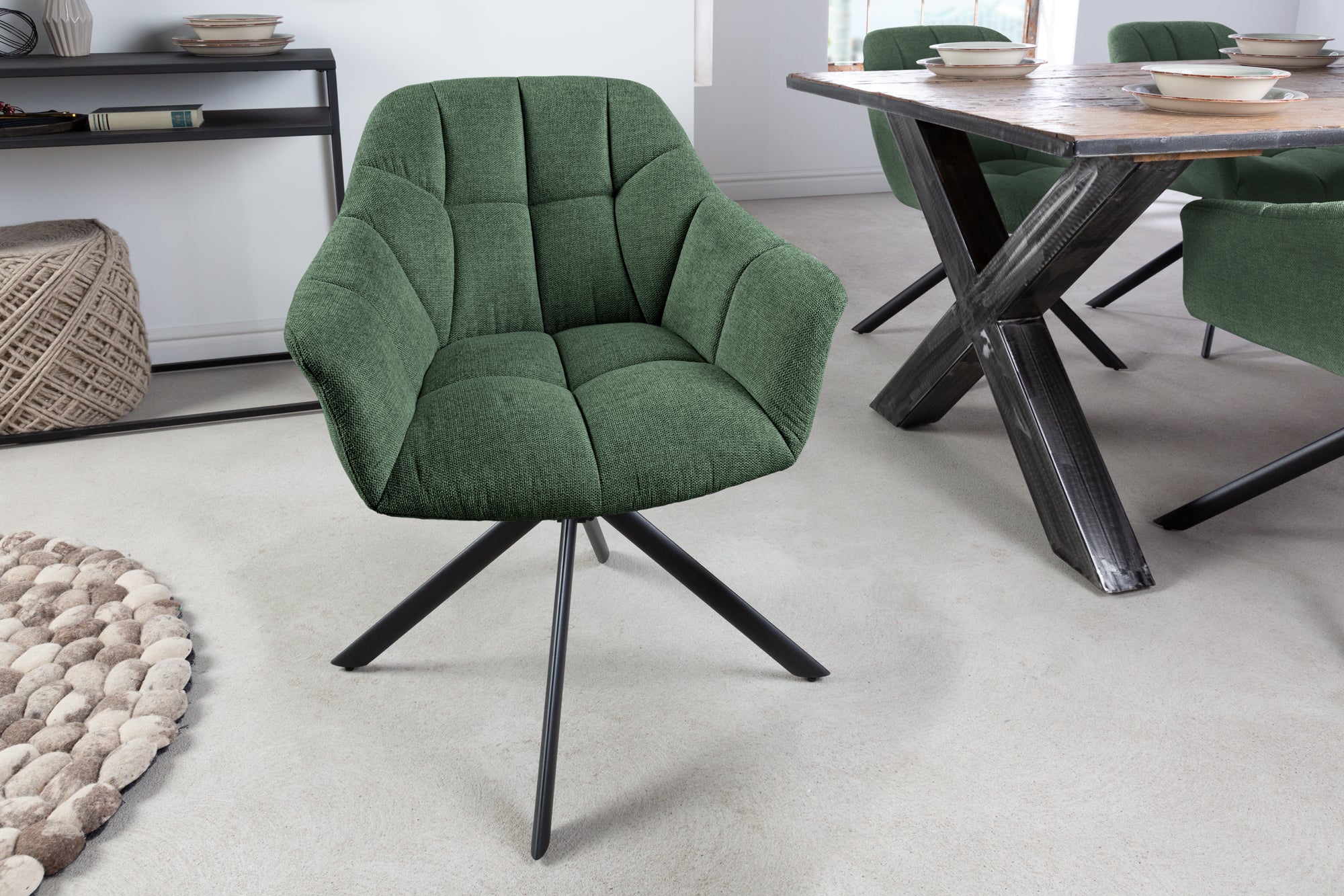 Lote de 2x sillones giratorios PAPILLON de tela texturada verde oscuro con reposabrazos, costuras decorativas, estructura negra