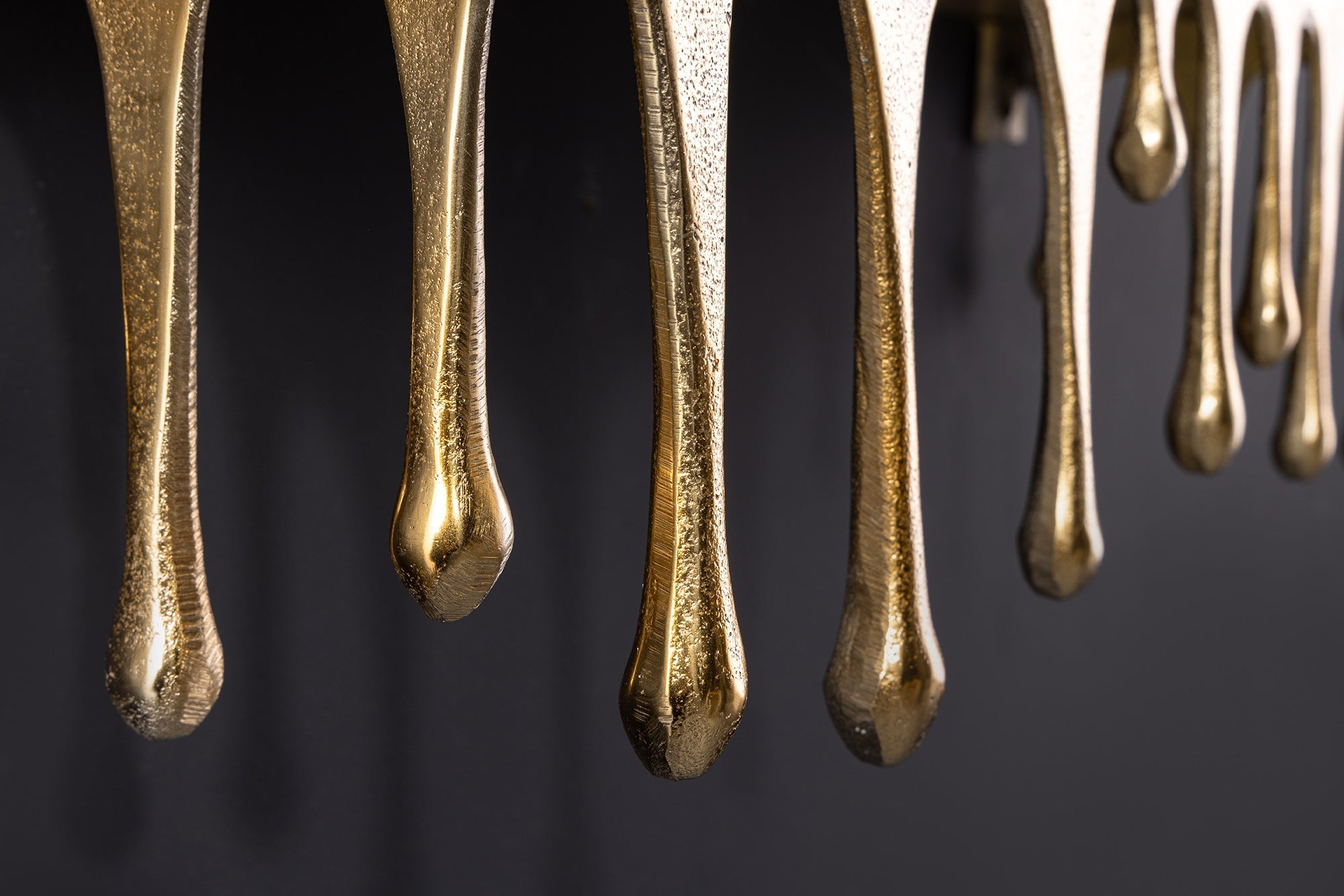 Handgefertigtes Wandregal LIQUID LINE 60cm gold antik Metall Tropfen-Design
