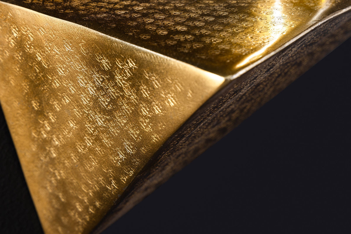 Handgefertigtes Wandregal PYRAMID 40cm gold antik Metall Hammerschlag Design