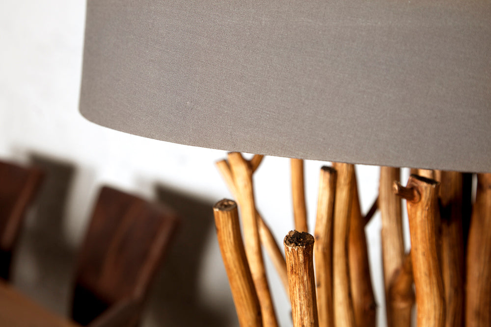 Lampadaire design en bois flotté EUPHORIA 180cm gris avec abat-jour en lin