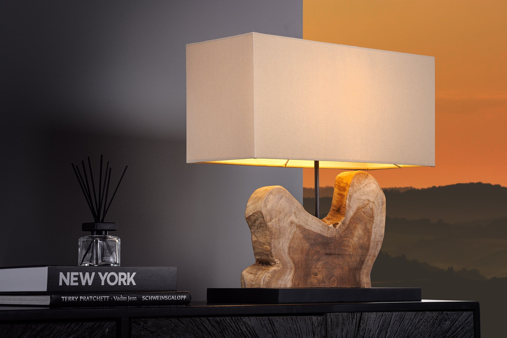 Lampe de table artisanale HYPNOTIC 50cm en teck naturel beige avec abat-jour en lin.