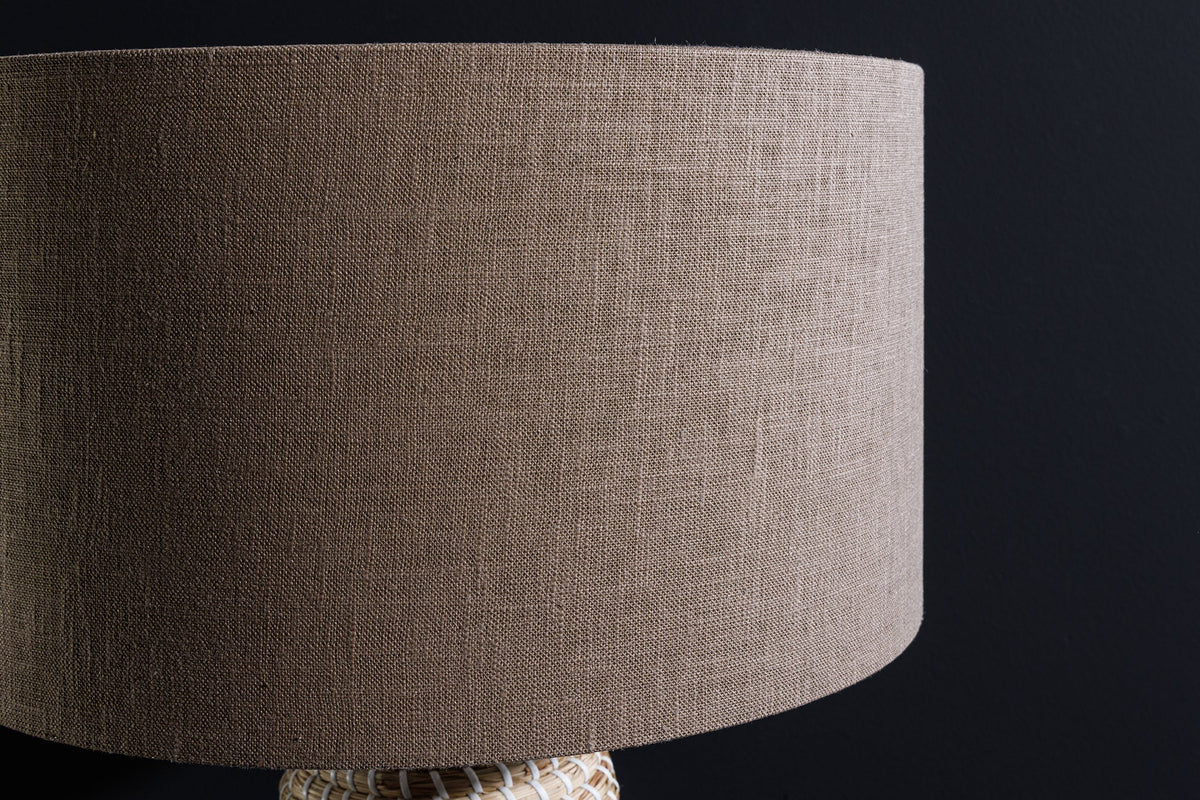 Lampe de table faite main ZEA 60cm marron naturel rond abat-jour en lin jonc de mer