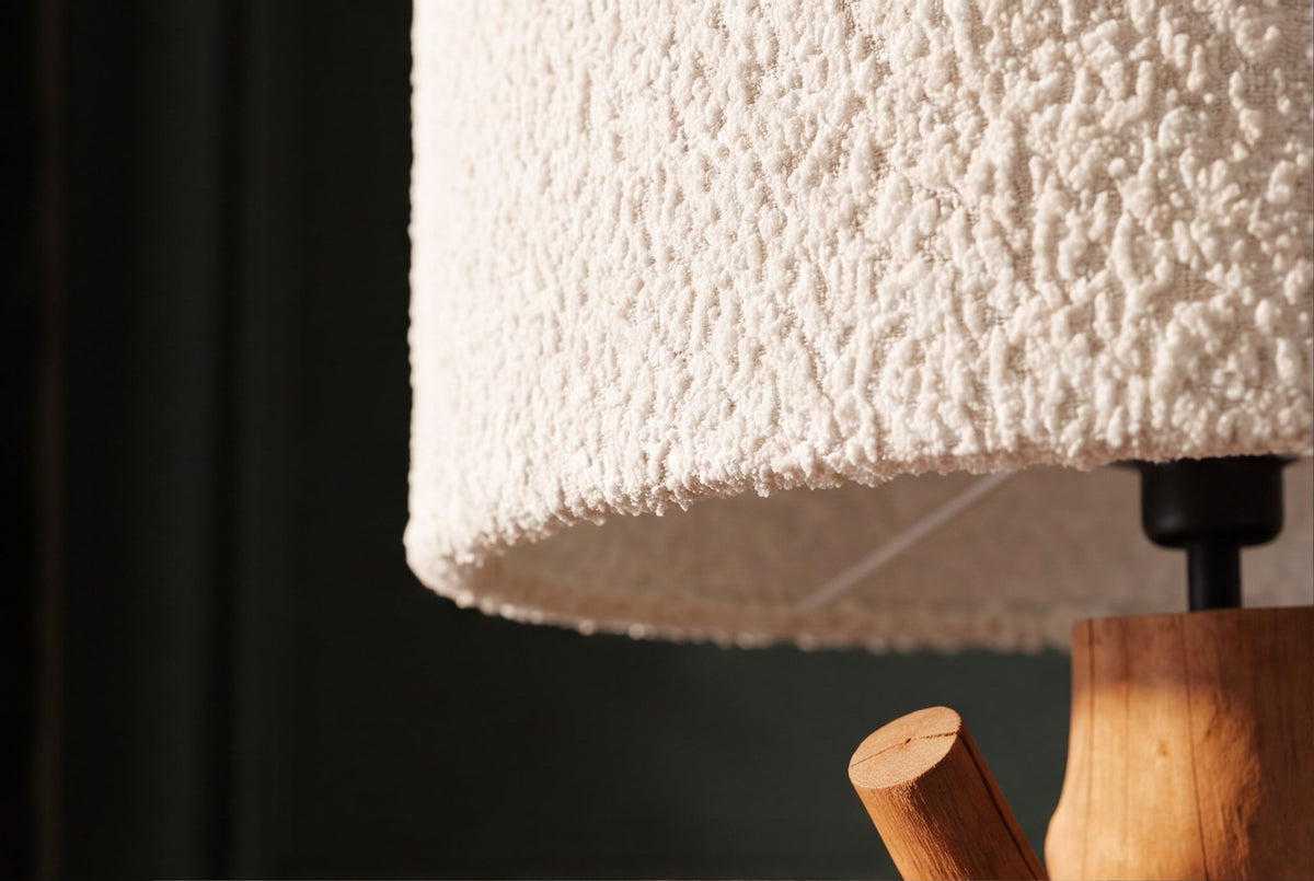 Lampe de table massive JEWELRY 60cm naturelle bois de mangoustan abat-jour en tissu blanc