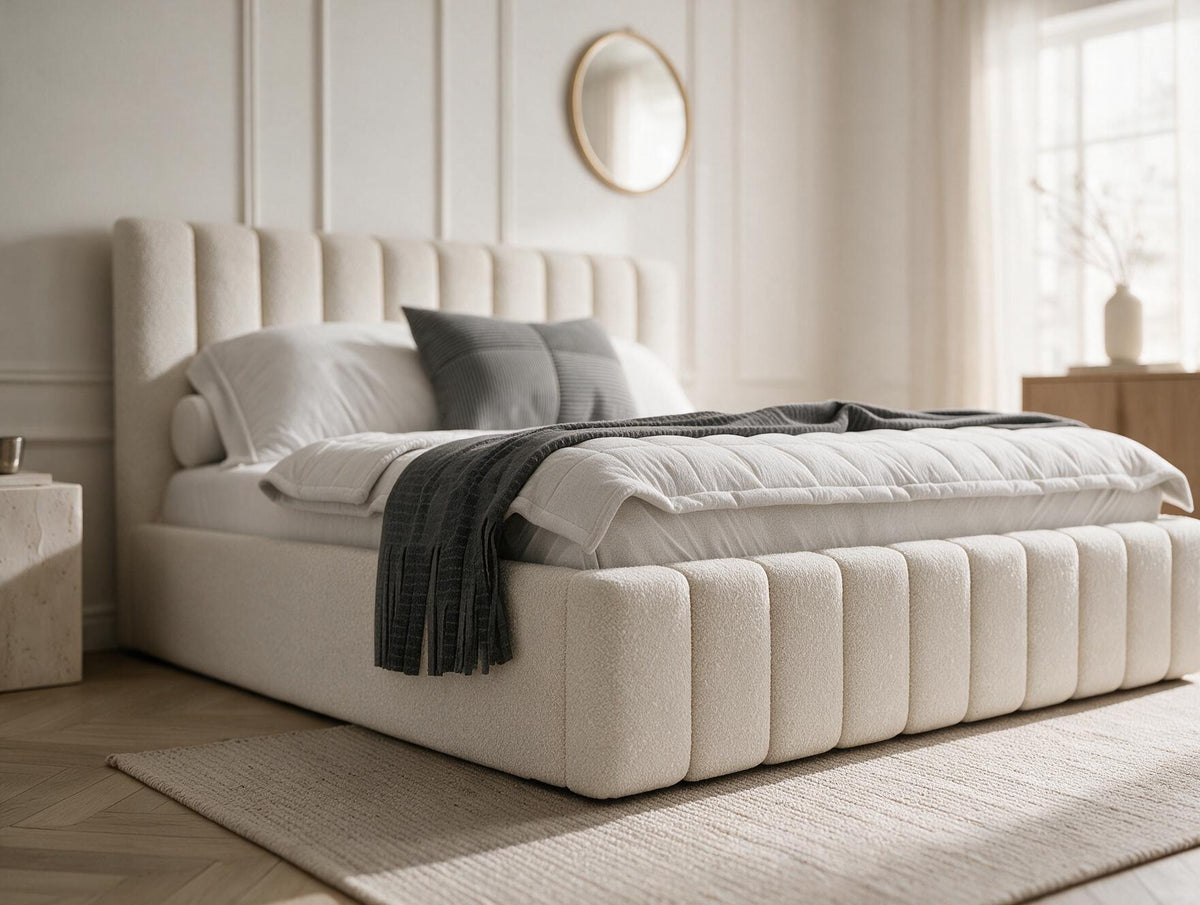 Lit coffre CELINE en tissu boucle crème, dans une chambre, vue rapprochée de trois quarts