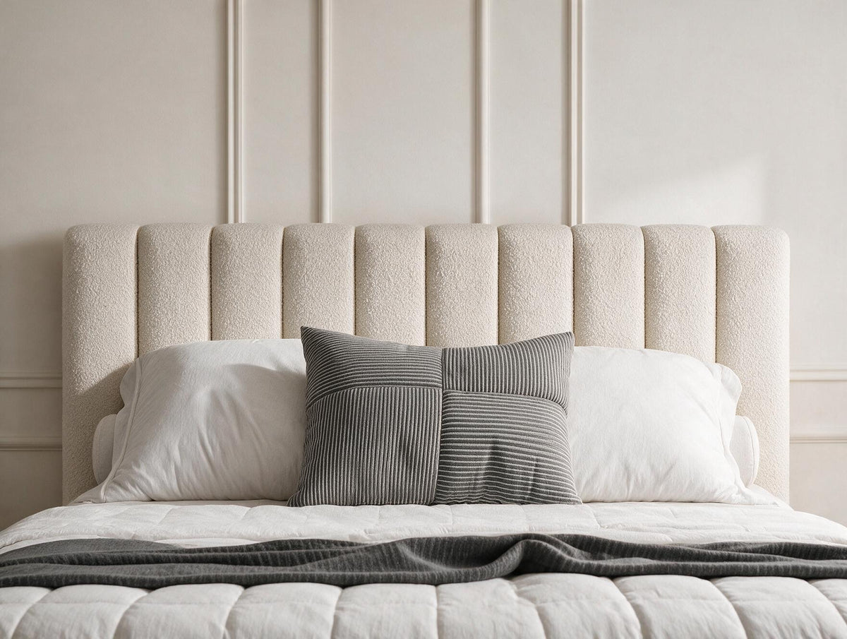 Lit coffre CELINE en tissu boucle crème, vue de face de la tête de lit rembourrée