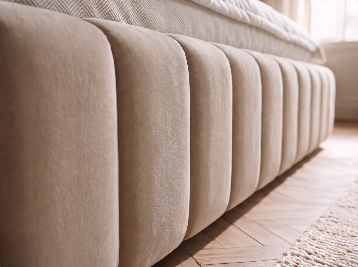 Lit coffre CELINE en tissu velours beige, gros plan du revêtement du cadre de lit