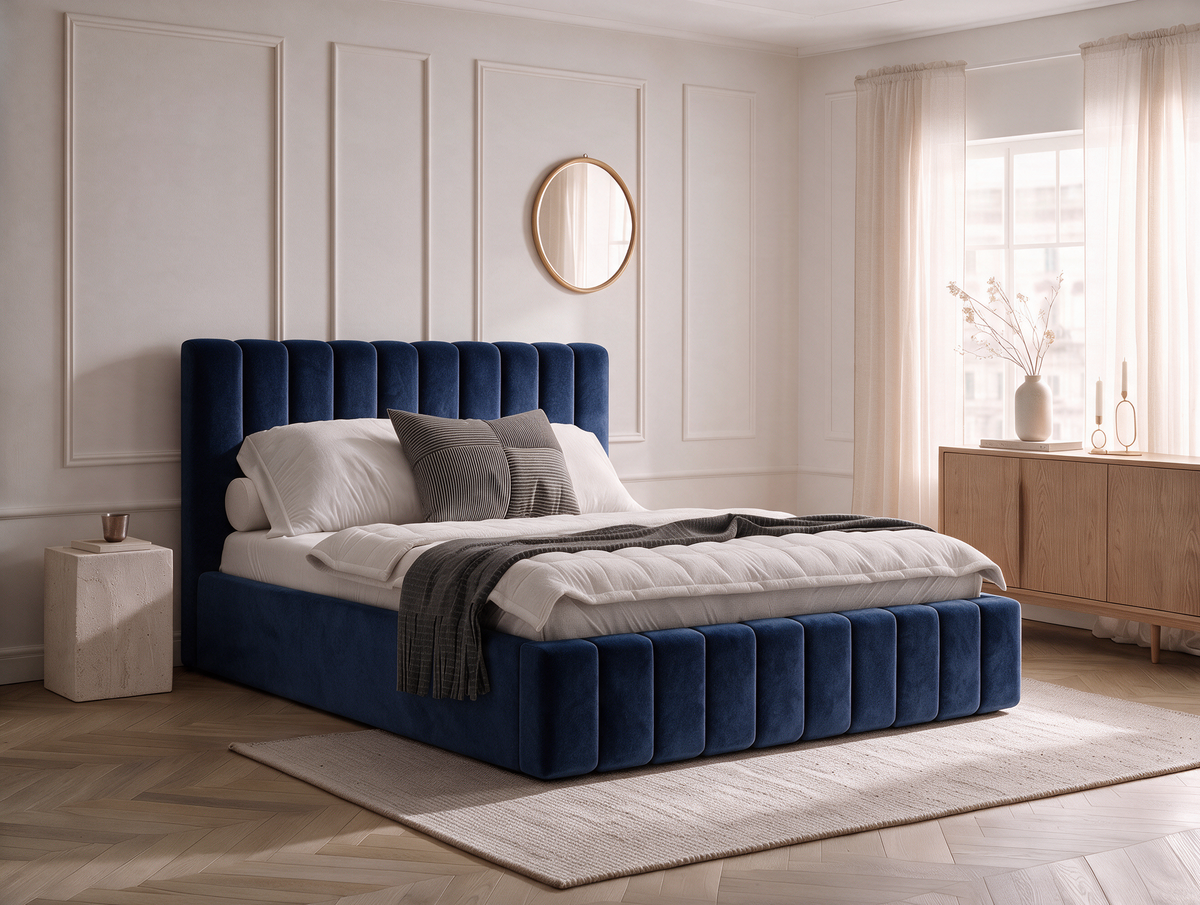Lit coffre CELINE en tissu velours bleu, dans une chambre, vue d’ensemble de trois quarts