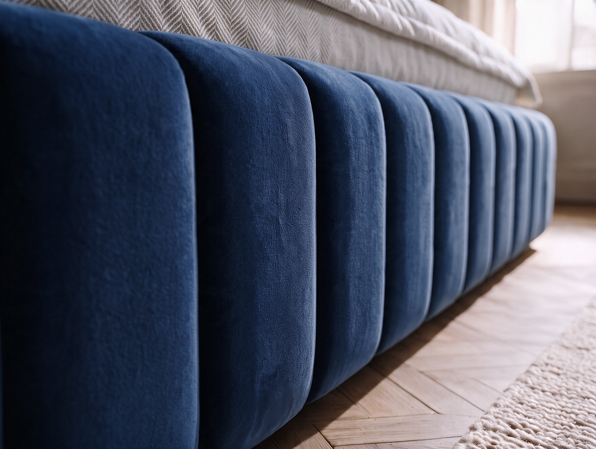 Lit coffre CELINE en tissu velours bleu, gros plan du revêtement du cadre de lit