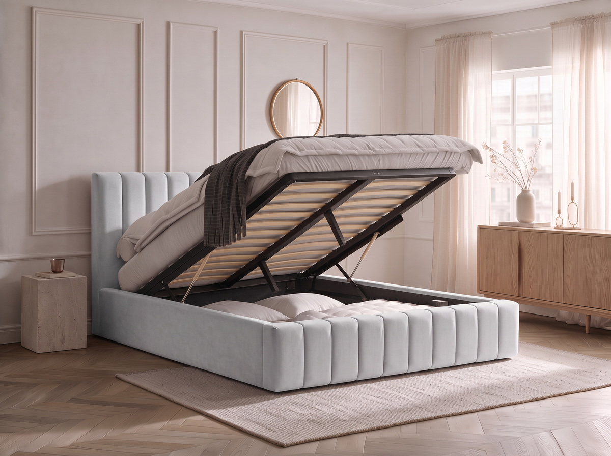 Lit coffre CELINE en tissu velours gris, dans une chambre, coffre de rangement ouvert