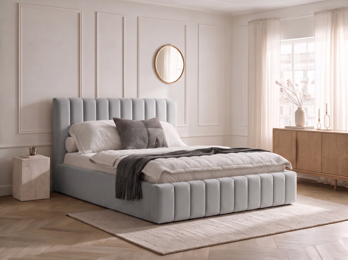 Lit coffre CELINE en tissu velours gris, dans une chambre, vue d’ensemble de trois quarts