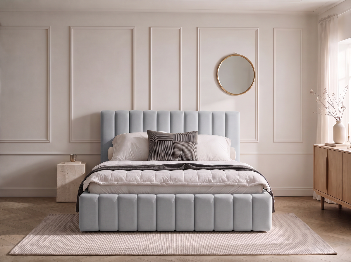 Lit coffre CELINE en tissu velours gris, dans une chambre, vue d’ensemble de face