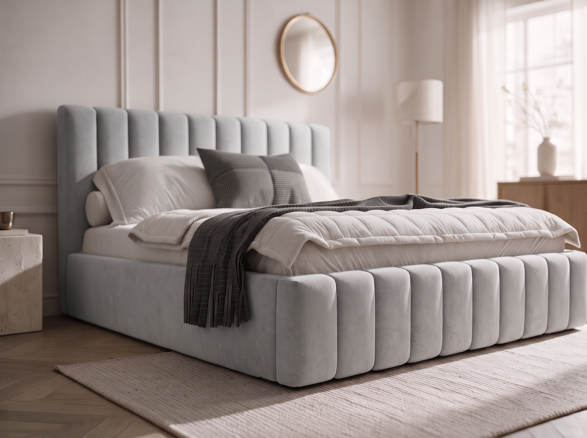 Lit coffre CELINE en tissu velours gris, dans une chambre, vue rapprochée de trois quarts
