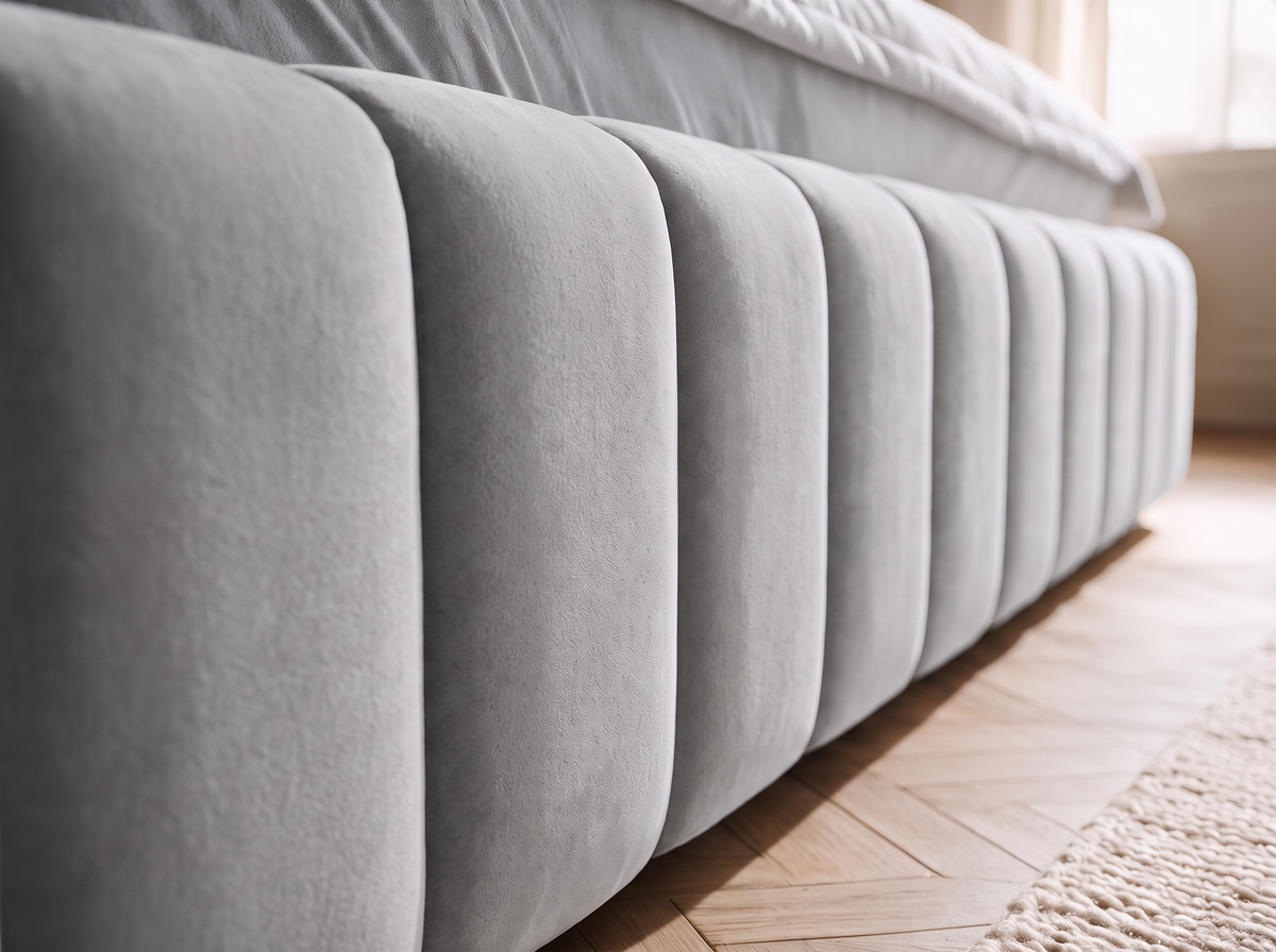 Lit coffre CELINE en tissu velours gris, gros plan du revêtement du cadre de lit