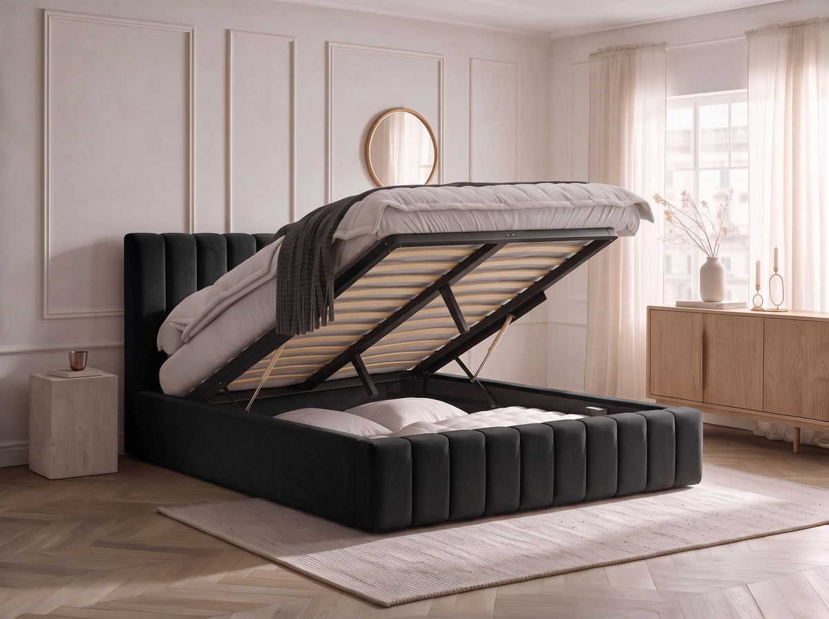 Lit coffre CELINE en tissu velours noir, dans une chambre, coffre de rangement ouvert