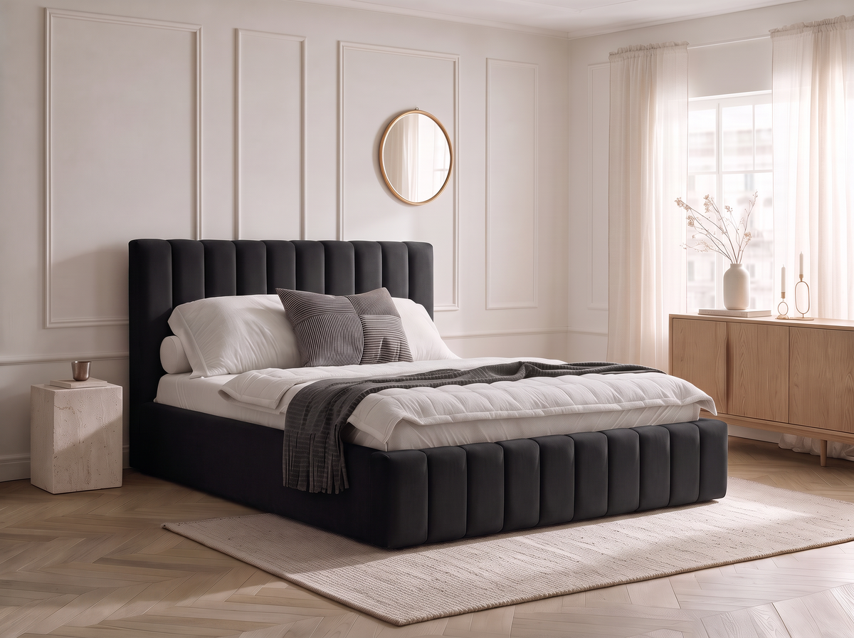 Lit coffre CELINE en tissu velours noir, dans une chambre, vue d’ensemble de trois quarts