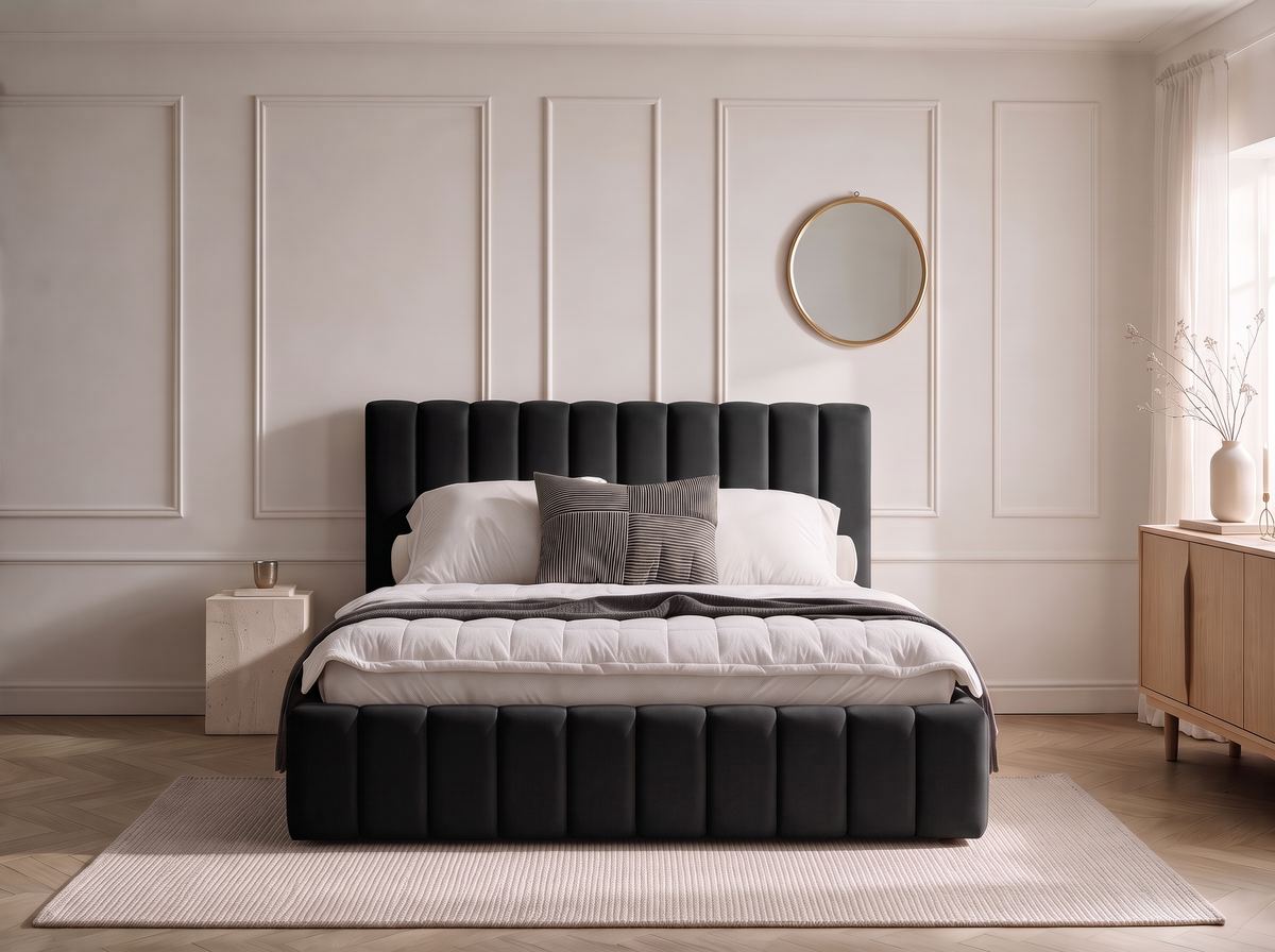 Lit coffre CELINE en tissu velours noir, dans une chambre, vue d’ensemble de face