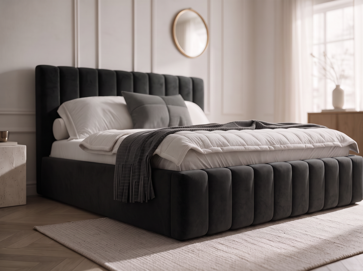 Lit coffre CELINE en tissu velours noir, dans une chambre, vue rapprochée de trois quarts