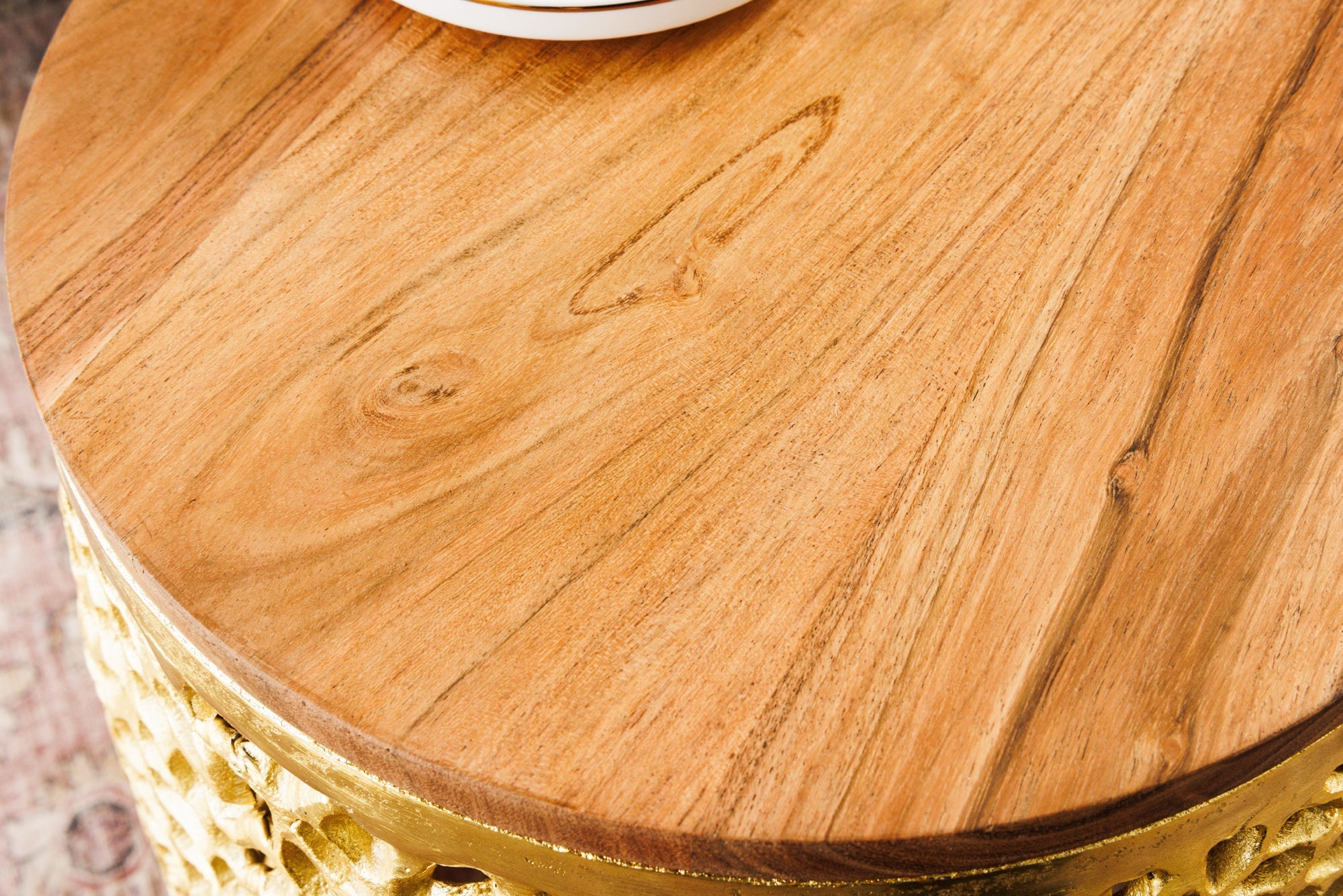 Lot de 2 tables basses design filigrane ABSTRACT LEAF bois d’acacia doré fait main métal ronde