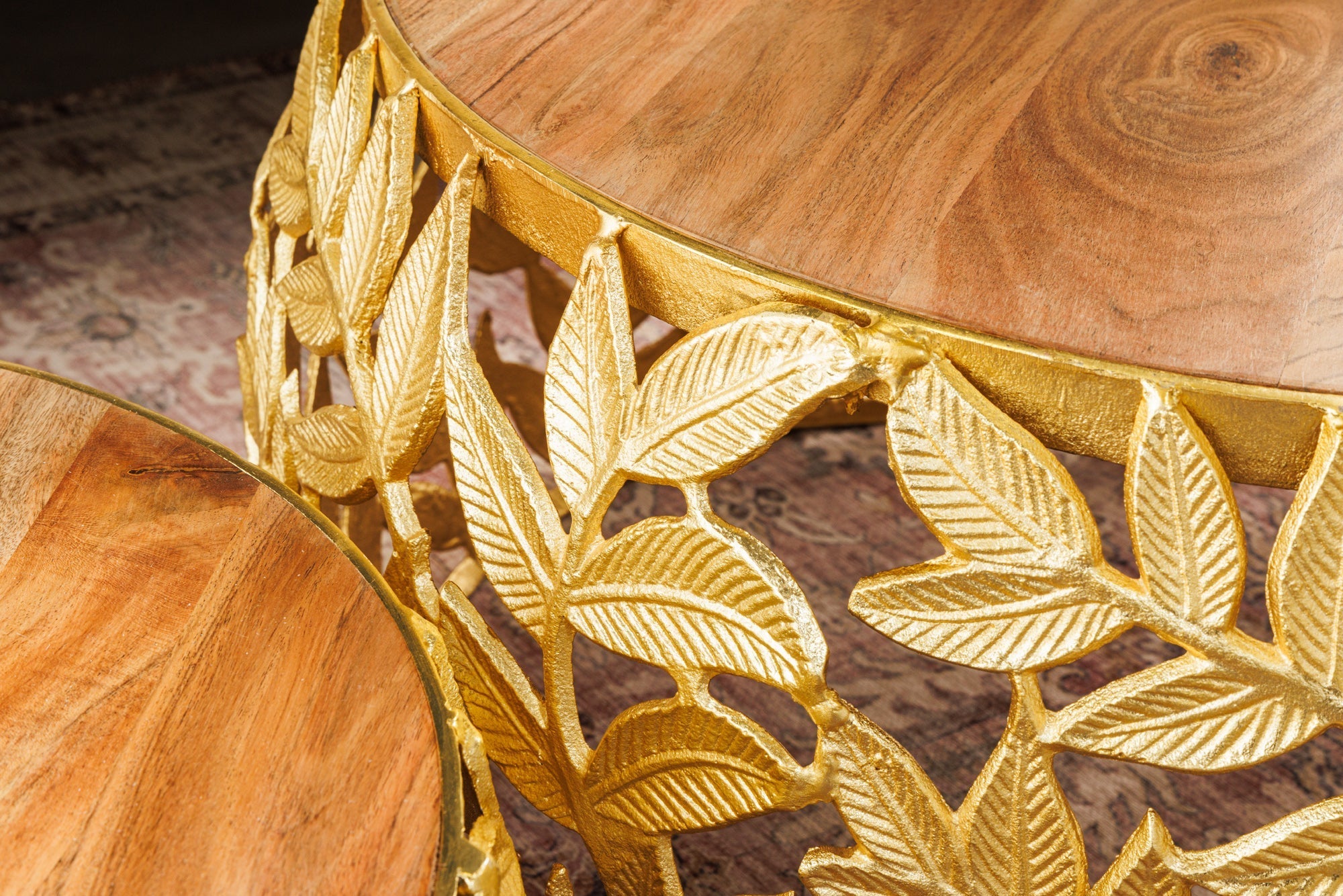 Lot de 2 tables basses rondes ABSTRACT LEAF 70cm bois massif doré naturel design feuille en métal acacia