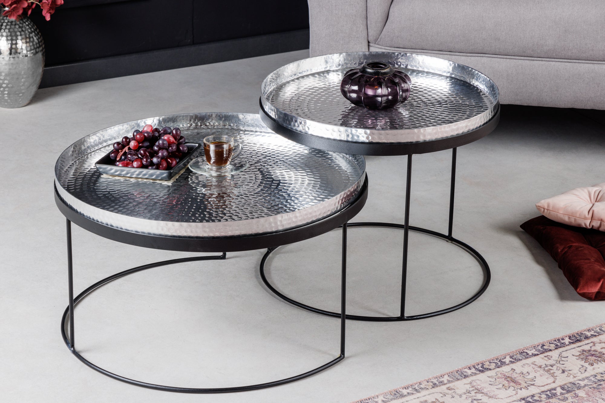 Lote de 2 mesas de centro redondas ELEMENTS de 60 cm, tapa de metal plateado negro, mesa auxiliar